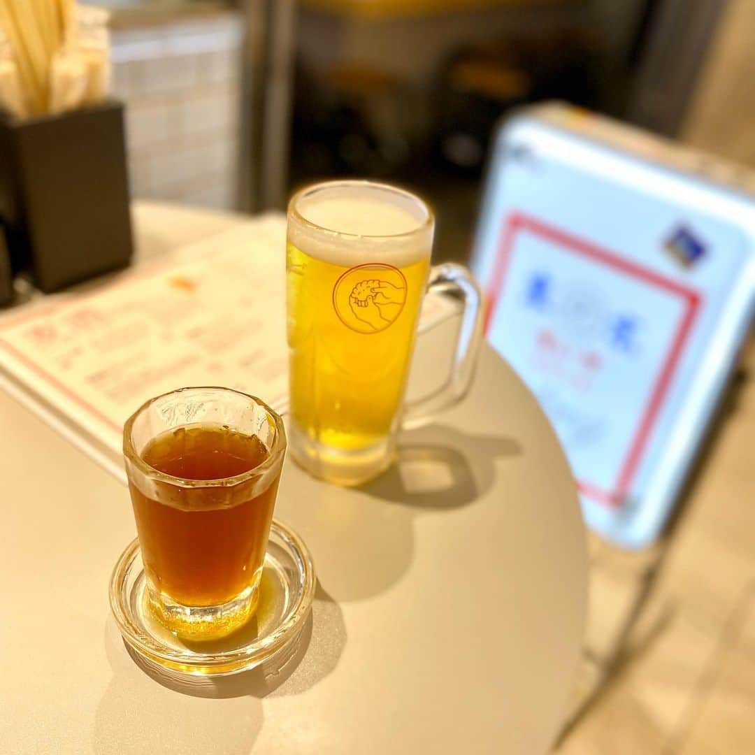 新山大さんのインスタグラム写真 - (新山大Instagram)「東京駅。 新幹線出発まで結構時間あるので ふと目にとまった立ち食い餃子の店へ。  店員さんに「餃子とビールください」と言ったら  「QRコードを読み込んでスマホから注文お願いします」と言われました。  ちっ。東京飲食店テクノロジーマジ卍。  言われた通りにして 「まずはこれ」と書いてあったギョーザエールってのと ビールをクリック。  …。  ビールが2つ来ました。  #ギョーザエールって餃子じゃなくてビールの名前だったのねマジ卍  #食べ物なしビール2 #追加で餃子注文 #餃子が来た頃にはビールなくなってたので追加でもう1つビール注文 #こんなに飲む予定じゃなかった #美味かったからオッケー #東京暑かった #東京駅 #テレビ朝日のフシギの会の収録でした #放送日分かったらまたお知らせします」5月19日 12時39分 - dai_niiyama
