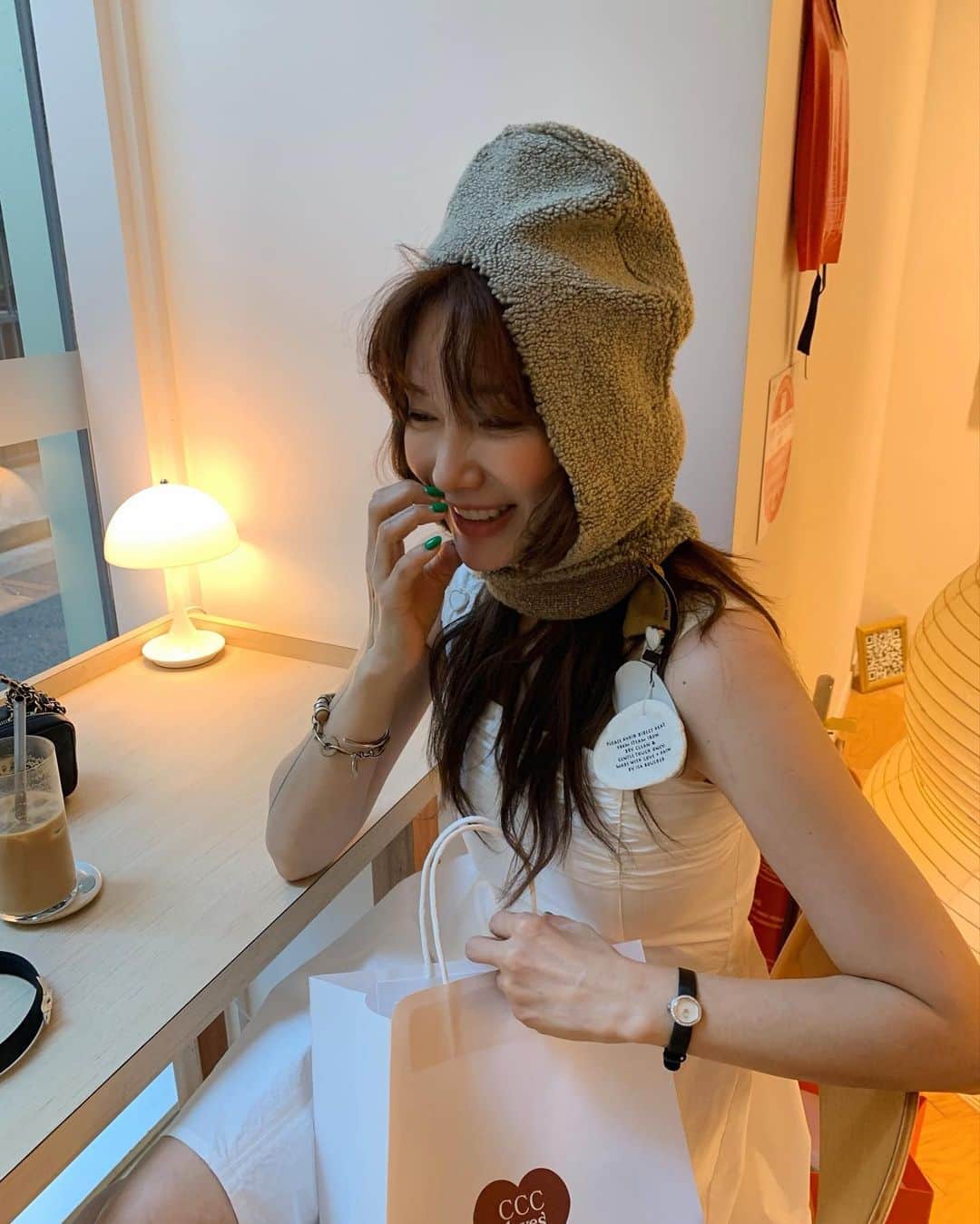 nanaのインスタグラム：「오늘 날씨 좋는 금요일에 긴글 하나 올릴께(그냥 반말모드로 하자구😘) 이런글도 광고글이 될까봐 걱정도 되지만, 내 방식의 표현이야 나흐나흐가 시작된지  딱 10년째거든  그때는 이런 SNS 사람들(?)이 많지 않아서  항상 먼저 새로운걸 해야한다는 압박감이 강했어.  그러다 몸이 많이 망가지면서 지칠때로 치쳤지모야.  이번해 사이트를 정리하고 제주도 집도 정리 하고.  오로지 값지게만 만들자 더이상 흘러가는데로 내 브랜드를 두지말자 해서 나흐나흐에 정성을 쏟았오.  진짜야 리본님들 모두에게 맘에 들지 않겠지만 더이상 종이 옷은 안만들꺼야 그 런 데 . 모든옷이 다 브랜드공정을 거쳐서 가격이 헉 하게 비싼구여.  골라도 이놈의 손은 왜 싹다 비싼 원단인건데👽  집순인데 홈웨어가 엉망이네? 그럼 예쁜 잠옷 만들꼬야”” 로 시작한 nah 가  보여주기도 해야지 예쁜옷😘 해서 한것이 nahnah 나흐!! 감탄사야. ㅋㅋ 와후 이런거  린넨 원피스가 정말 많이 인기였어.  그런데 시대는 또 변했고 고급스런 졸리부르넷과는 다르게  해야한다는 강박에 맨투만 티만 줄곧 만들다. 차차루즈해지더라 이젠 안되겠다.   나나와 리본타이. 그리고 나흐나흐 졸리부르넷. 모두.  빈티지 소녀감성. 러블리. 리본. 꽃 그랬던거 같아.  그걸 이번 시즌에 모두 넣었어 첫 나흐나흐 시즌이 대박이 나면서 (파리에선 몰랐지 모야. 한국오고 대박난 소식에 엄청 울고  방방 뛰었엉).  그 모든 걸 끌어 다시 이번여름시즌 상반기를 했어.  모두들 매장에서 만나야  반할옷이라구 사진으로 표현이 안되서 안타까웠는데.  오늘 절반이 다 품절(미쳐버려) 재생산 되는걸 보면(재고 생각에 가슴이 철렁 하기도 하는데. 나는 그냥 남아도 품절 안할래. 내 푸라이드얏!!!) 정말 감사하다고 생각해.  그런데. 행사나 사은품… 이런거  나 못해.  리본타이 하면서 광고도 안했고  흔한 태그도 난 싫어하는 이상한  고집쟁이 할매야.  옷에 충실할께. 앞으로도 쭉- 고맙다는말 하고 싶었고.  가끔,속 시끄러운 댓글과 메세지도 감사해. 아직 꼴베기 싫게  잘하고 있는가봥. 헤헷🫣  시드니에서 치질을 달고 왔오 오늘 도너츠 방석 들고 광주에 연인 보러 가는데  기차안에서 못쓴 댓글 적어볼께 칭찬댓글은 증말 귀 빨개 지면서 쓴다구!!! 증말 몰랑❤️❤️」