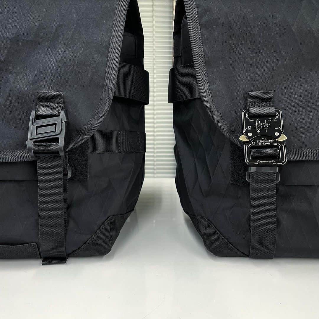 エリミネイターさんのインスタグラム写真 - (エリミネイターInstagram)「BAGJACK FOR ELIMINATOR exclusive size messenger bag “ KYGO “ has arrived. . ▪︎X-PAC KYGO MESSENGER WITH 25mmCOBRA #ELIMINATOR SPECIAL VER. Price : ¥76,780 ( inc. tax ) . ▪︎X-PAC KYGO MESSENGER WITH FIDLOCK #ELIMINATOR SPECIAL VER. Price : ¥74,800 ( inc. tax ) . bagjackがリリースしている中で最も小さいサイズのKINKYと、それより一つ大きいサイズのPOGOを主軸にここ数シーズンに渡り、ELIMINATOR別注としてX-PACの生地に差し替えたメッセンジャーバッグを発売してきました。今回はこれまでより、さらにスペシャル感のある別注企画です。bagjackの歴史上、存在しないサイズにてメッセンジャーバッグを別注しました。 . お仕事も兼ねてお使いになる方ですとKINKYは13インチのPCがギリギリ入る ( PCケースに入れていると入らない場合がございます ) サイズなので、他の荷物が入らず収納力が物足りない。しかし、KINKYの次の大きさのPOGOになると、仕事道具やPCは余裕で入るが日常で使うにはBAG自体が大き過ぎるというお声をちらほら耳にしておりました。そこで今回はKINKYとPOGOのちょうど中間となる新サイズ、" KYGO " を特別にELIMINATORの為だけにご製作いただきました。これまでに無い、ELIMINATOR完全エクスクルーシブとなるニューサイズのメッセンジャーバッグです。13インチのPCもすっきりと収まりながら収納スペースに余裕もあります。程良いサイズ感が非常に使い易いと思いますよ。 . 生地は引き続きX-PACを採用。この生地は裏側にポリエステルフィルムをラミネートし、紫外線などの厳しい環境条件下となる海上で、潮風による大きな力を受けながらの使用に耐えうる事が要求されるセールクロスのノウハウ ( 軽量且つ優れた防水性と高い耐久性が特徴 ) を応用し開発されたものです。 . また、バックルはCOBRA BUCKLEとFIDLOCKの2パターンをご用意致しました。タフで重厚感のあるCOBRA、マグネットにより片手でワンタッチで簡単に開閉できるFIDLOCK。どちらにもそれぞれの良さがありますね。COBRAはもう説明の必要がない程、耐久性の高さは既に認知されていると思います。ドイツ発祥のFIDLOCKはマグネットによる着脱が非常に容易の為、使い勝手の良さから本製品に採用しました。さらにFIDLOCKバージョンにのみ、バッグ本体の両サイドにモールテープを一本施したので、カラビナやポーチ等をアディショナルとしてジョイントしていただく事も可能です。 . ベルリンの自社工場にてハンドメイド製作に拘り、クオリティーに一切の妥協を許さないbagjackの別注メッセンジャーバッグを是非お試しください。 . #bagjack #handmadeinberlin #function #23ss #ss23 #eliminator #tokyo #daikanyama #errolsonhugh #menswear #mensfashion #limitededition #streetfashion #streetstyle #streetwear #instafashion #street #military #highsnobiety #messenger #kinky #pouch #cobrabuckle #cobrabelt #collaboration #collaborate #bagjackforeliminator #rucksack」5月19日 12時47分 - eliminator_tokyo