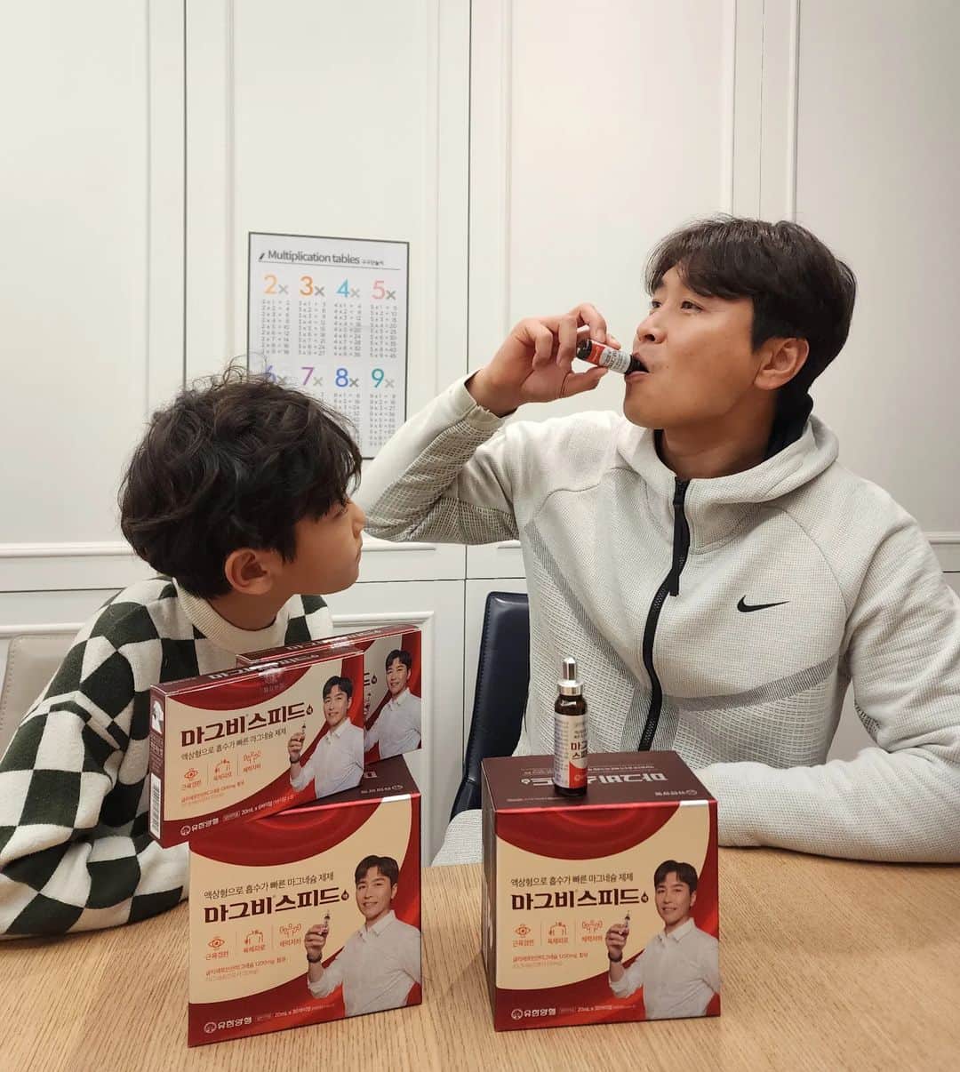 イ・ドングクのインスタグラム：「시안아 원샷이다😁 마그네슘에 흠뻑!!💦💦 #마그비스피드 #유한양행 #흠뻑 #마시는마그네슘  #잘생겼노😅」