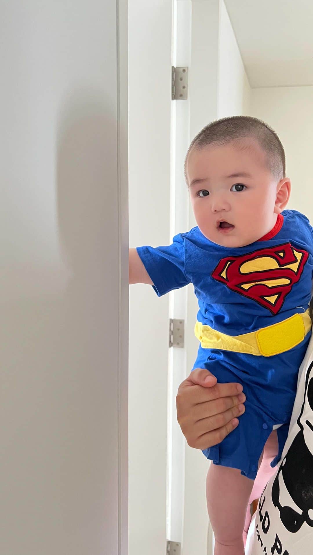 Elva Niのインスタグラム：「👶🏻 我話俾阿媽聽件衫太緊   阿媽話救人要緊 #happy6months  #superfatman」