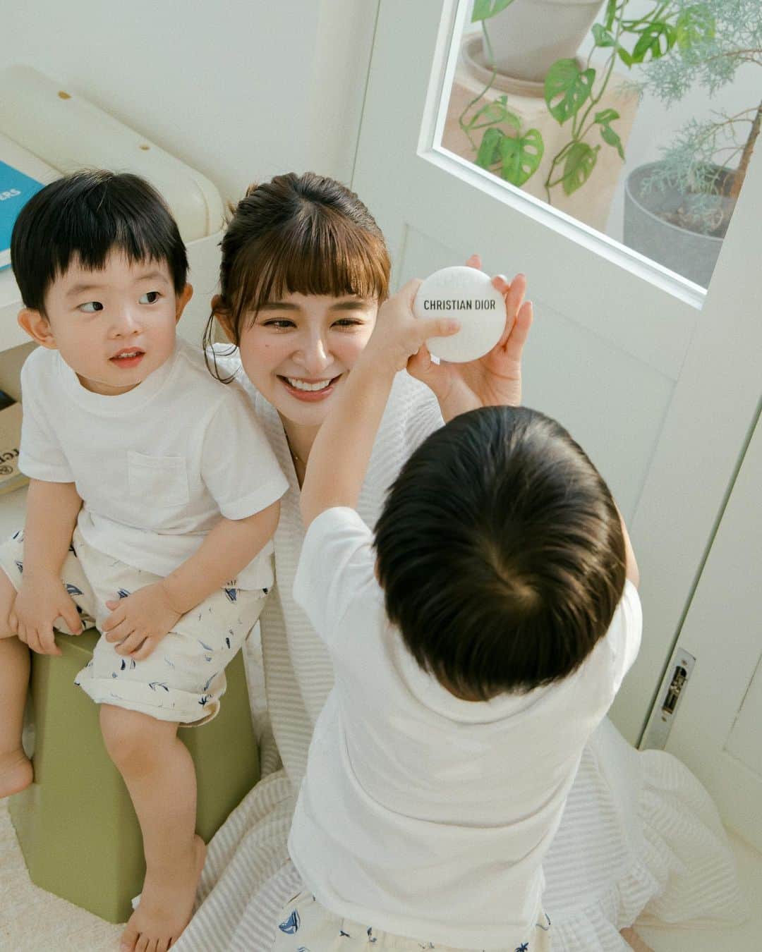 Kerinaさんのインスタグラム写真 - (KerinaInstagram)「最近兩隻很喜歡爭著幫媽媽擦乳液 拍攝這天也是搶著幫我擦護手霜 模樣實在是太逗趣了😍  Dior新推出的 #迪奧緹花全能修護霜 外型超可愛的～ 看起來小小罐一手可以掌握 但容量也是有50ml唷 完全可以放在小廢包內 是現在最人氣的小配件拿出來超吸睛✨  手部跟唇部還有指緣都可以擦 成份有高效修護力的積雪草、 補充肌膚油脂的角鯊烷 還有鎖水補水的荷荷巴油跟玻尿酸  這次讓兩隻一起入鏡 也是因為迪奧緹花全能修護霜的成分很安全 沒有添加香精，味道很自然 小孩也可以使用～ 完全集顏值跟功效於一體🫶🏻  緹花修護霜已經在迪奧官網 與全新開幕的DIOR LINE禮物官方旗艦館搶先上市囉!  @diorbeauty #DiorBeauty #迪奧線上旗艦店全台首賣 #迪奧緹花全能修護霜」5月19日 13時03分 - kerina_hsueh