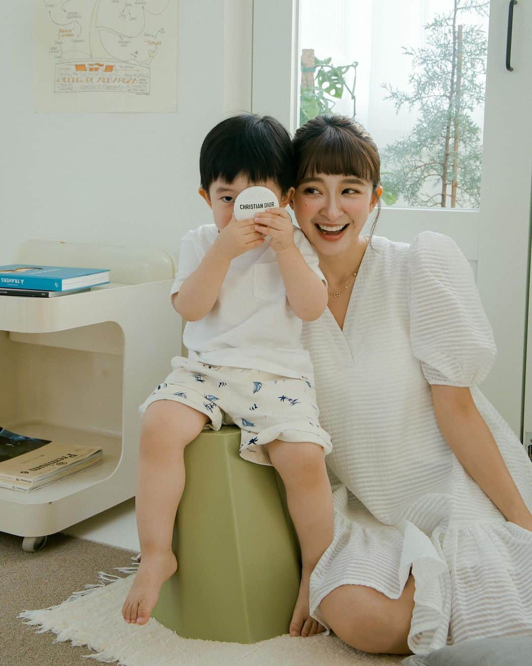 Kerinaさんのインスタグラム写真 - (KerinaInstagram)「最近兩隻很喜歡爭著幫媽媽擦乳液 拍攝這天也是搶著幫我擦護手霜 模樣實在是太逗趣了😍  Dior新推出的 #迪奧緹花全能修護霜 外型超可愛的～ 看起來小小罐一手可以掌握 但容量也是有50ml唷 完全可以放在小廢包內 是現在最人氣的小配件拿出來超吸睛✨  手部跟唇部還有指緣都可以擦 成份有高效修護力的積雪草、 補充肌膚油脂的角鯊烷 還有鎖水補水的荷荷巴油跟玻尿酸  這次讓兩隻一起入鏡 也是因為迪奧緹花全能修護霜的成分很安全 沒有添加香精，味道很自然 小孩也可以使用～ 完全集顏值跟功效於一體🫶🏻  緹花修護霜已經在迪奧官網 與全新開幕的DIOR LINE禮物官方旗艦館搶先上市囉!  @diorbeauty #DiorBeauty #迪奧線上旗艦店全台首賣 #迪奧緹花全能修護霜」5月19日 13時03分 - kerina_hsueh