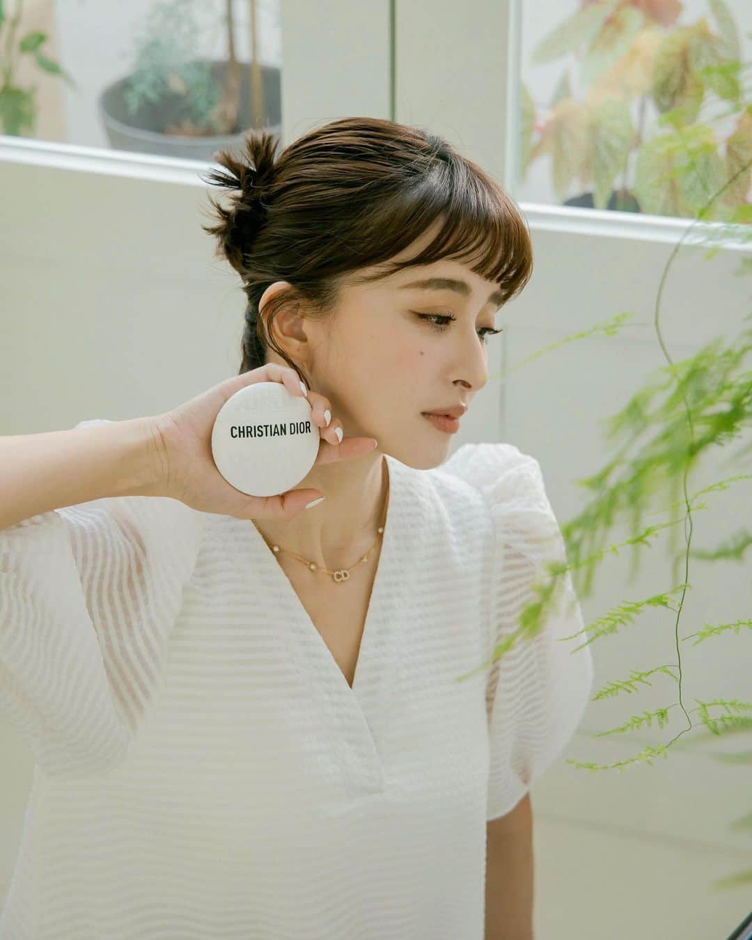 Kerinaさんのインスタグラム写真 - (KerinaInstagram)「最近兩隻很喜歡爭著幫媽媽擦乳液 拍攝這天也是搶著幫我擦護手霜 模樣實在是太逗趣了😍  Dior新推出的 #迪奧緹花全能修護霜 外型超可愛的～ 看起來小小罐一手可以掌握 但容量也是有50ml唷 完全可以放在小廢包內 是現在最人氣的小配件拿出來超吸睛✨  手部跟唇部還有指緣都可以擦 成份有高效修護力的積雪草、 補充肌膚油脂的角鯊烷 還有鎖水補水的荷荷巴油跟玻尿酸  這次讓兩隻一起入鏡 也是因為迪奧緹花全能修護霜的成分很安全 沒有添加香精，味道很自然 小孩也可以使用～ 完全集顏值跟功效於一體🫶🏻  緹花修護霜已經在迪奧官網 與全新開幕的DIOR LINE禮物官方旗艦館搶先上市囉!  @diorbeauty #DiorBeauty #迪奧線上旗艦店全台首賣 #迪奧緹花全能修護霜」5月19日 13時03分 - kerina_hsueh