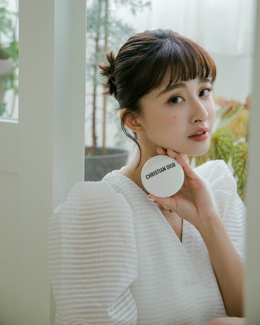 Kerinaさんのインスタグラム写真 - (KerinaInstagram)「最近兩隻很喜歡爭著幫媽媽擦乳液 拍攝這天也是搶著幫我擦護手霜 模樣實在是太逗趣了😍  Dior新推出的 #迪奧緹花全能修護霜 外型超可愛的～ 看起來小小罐一手可以掌握 但容量也是有50ml唷 完全可以放在小廢包內 是現在最人氣的小配件拿出來超吸睛✨  手部跟唇部還有指緣都可以擦 成份有高效修護力的積雪草、 補充肌膚油脂的角鯊烷 還有鎖水補水的荷荷巴油跟玻尿酸  這次讓兩隻一起入鏡 也是因為迪奧緹花全能修護霜的成分很安全 沒有添加香精，味道很自然 小孩也可以使用～ 完全集顏值跟功效於一體🫶🏻  緹花修護霜已經在迪奧官網 與全新開幕的DIOR LINE禮物官方旗艦館搶先上市囉!  @diorbeauty #DiorBeauty #迪奧線上旗艦店全台首賣 #迪奧緹花全能修護霜」5月19日 13時03分 - kerina_hsueh