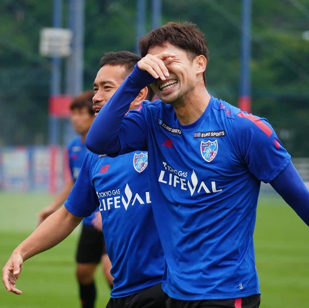 FC東京オフィシャルグッズさんのインスタグラム写真 - (FC東京オフィシャルグッズInstagram)「🔵🔴🔥 安心してください、泣いてません。 @masatomorishige  @yutonagatomo55  @fctokyoofficial  #森重真人 #長友佑都 #FC東京 #fctokyo #tokyo」5月19日 12時56分 - fctokyoofficial