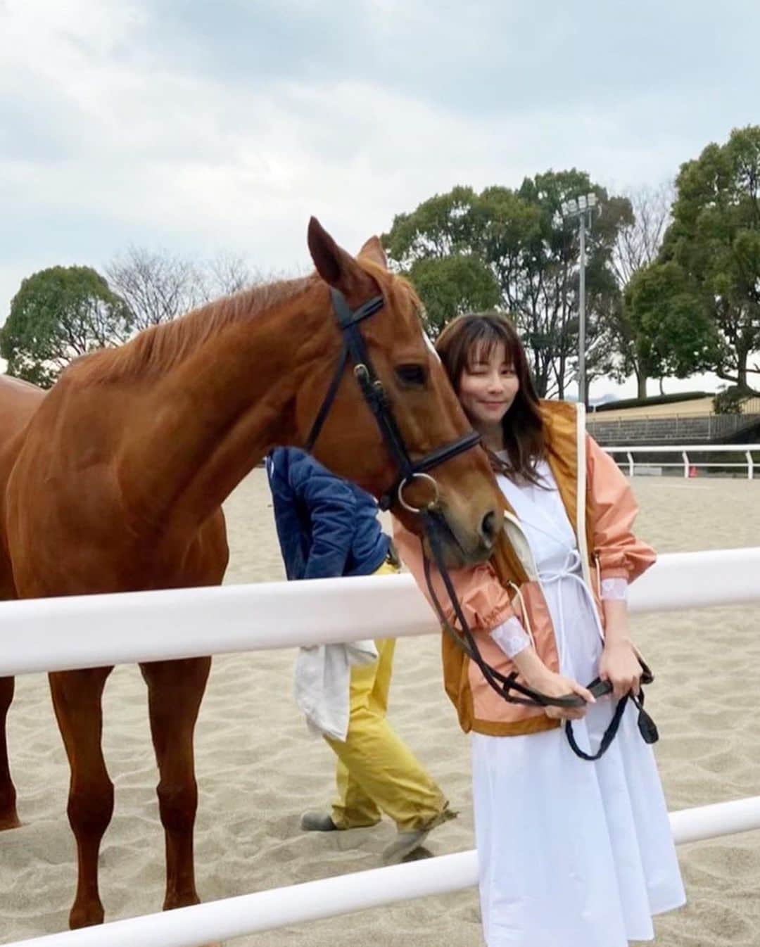 GINGERさんのインスタグラム写真 - (GINGERInstagram)「香里奈パイセンと #東京競馬場 へ‼️ 可愛いお馬さんと一緒に楽しい時間を過ごし、相変わらずの熱いサラブレッド愛を6月号誌面で語っています😆  女性にうれしいサービスが盛りだくさんのUMAJO SPOTもおすすめなので、ぜひ競馬場へ遊びに行ってみて💕  今週末21日(日)はいよいよ #オークス🐎‼️  #香里奈 #JRA #umajo  #オフショット #GINGER #GINGERmagazine #ジンジャー」5月19日 12時59分 - ginger_magazine
