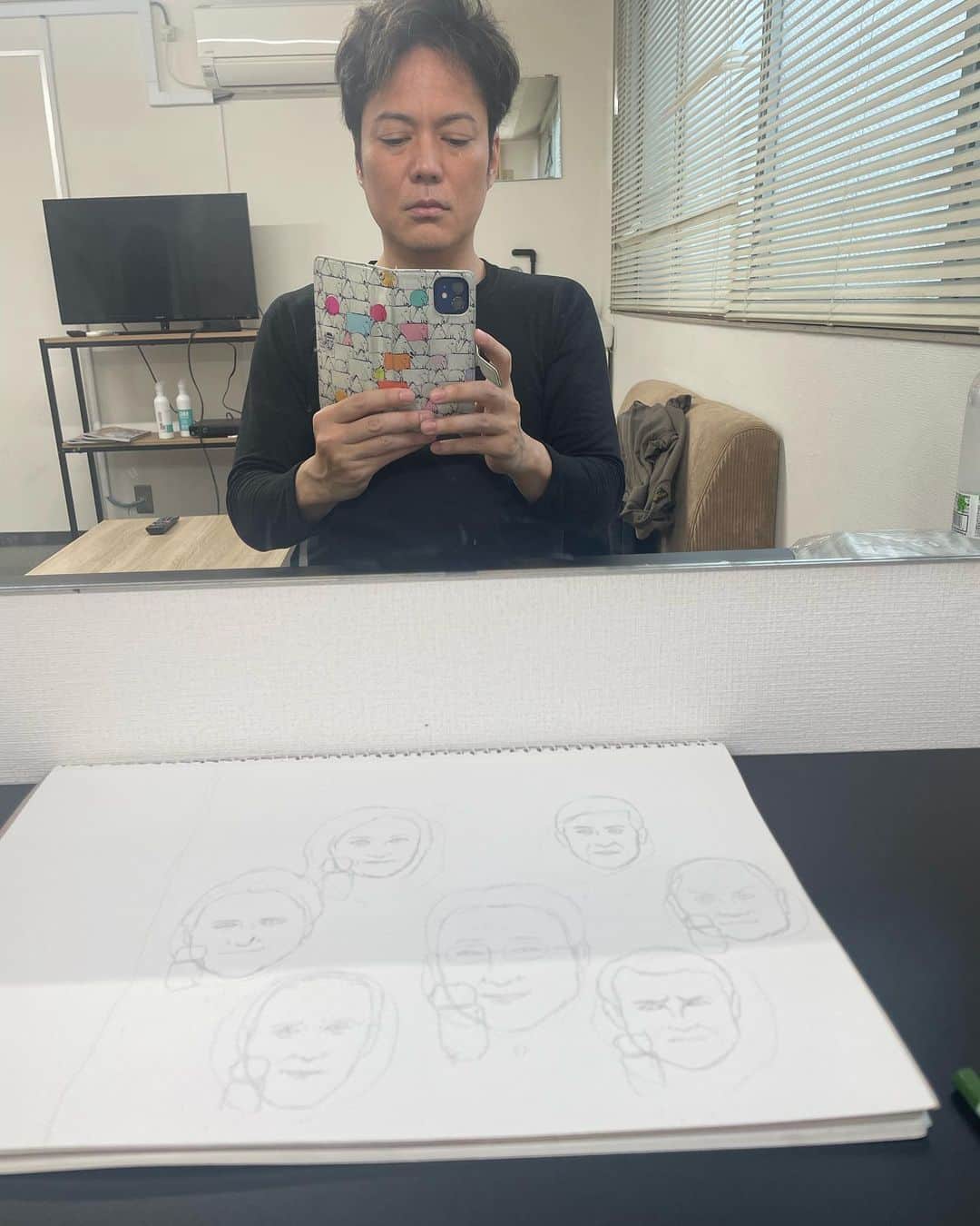 こいでのインスタグラム：「#祇園花月 #正義のミカタの絵を作成中 #東野さんの髪型を憧れの #吉田栄作さんにしてあげよう」