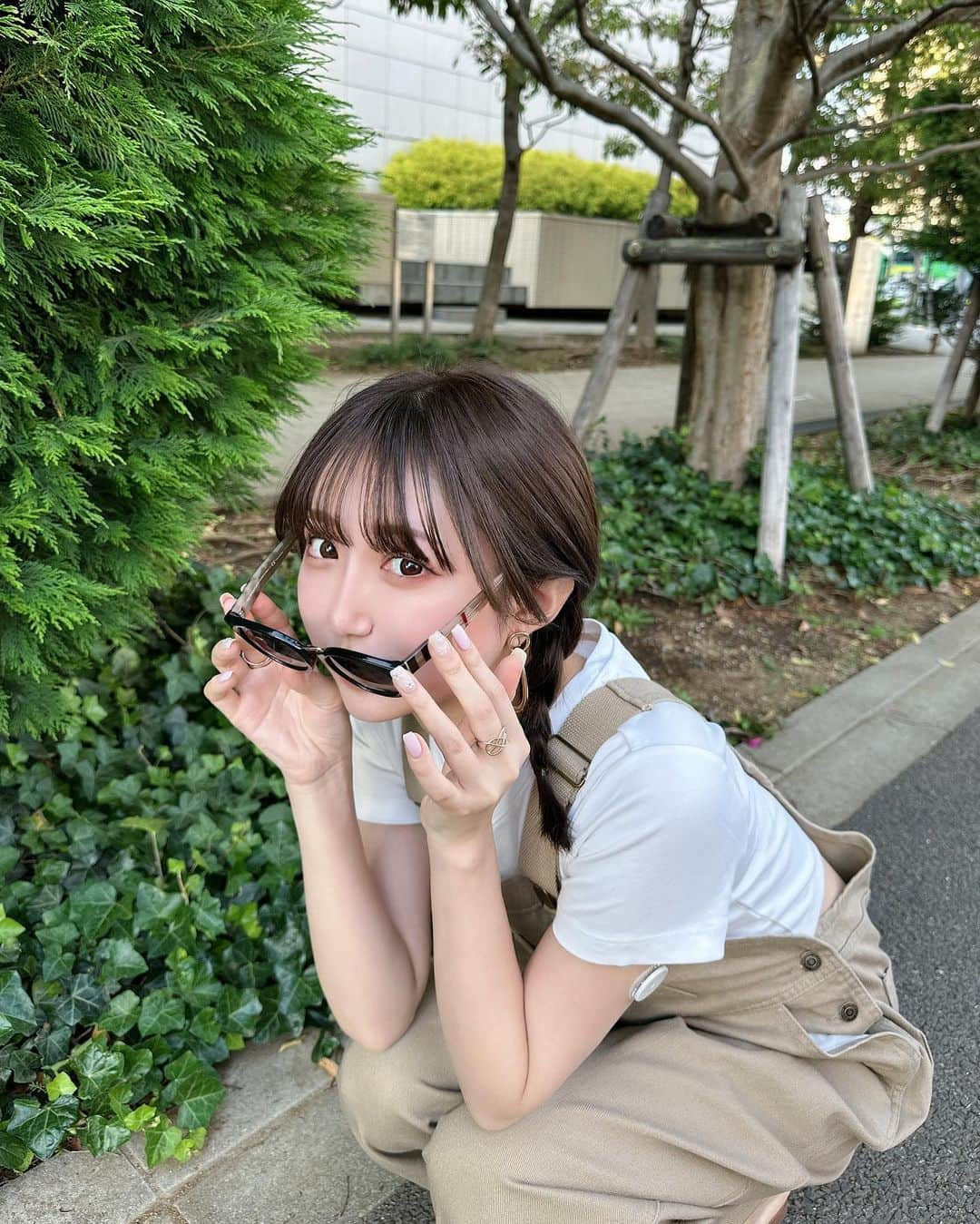 Ayanaさんのインスタグラム写真 - (AyanaInstagram)「🥨🐻 ⁡ オーバーオールに合わせて 三つ編みしてみました🍃どうかな〜？♡ ⁡ 低身長さんにもおすすめなオーバーオール。 カラバリは5色展開で豊富で 何色にしようか迷っちゃった😾♡笑 ⁡ 毎日色んなお洋服が着れて幸せ！ これからも色んな私も見てくれると嬉しいな〜🫶🏻 ⁡ overalls: @classicalelf_official sand beige / Msize tee: #GU sandal: #UNIQLO ⁡ ⁡ #プチプラ #プチプラコーデ #夏コーデ #骨格ナチュラル #クラシカルエルフ #classicalelf #エルフコーデ #タイアップ #java #ジャバ #zara #ユニクロ #ジーユー #ザラ #zozo #zozotown #zozo購入品 #zozotown購入品 #サロペット #オールインワン #ワイドシルエット」5月19日 13時07分 - naalunlun