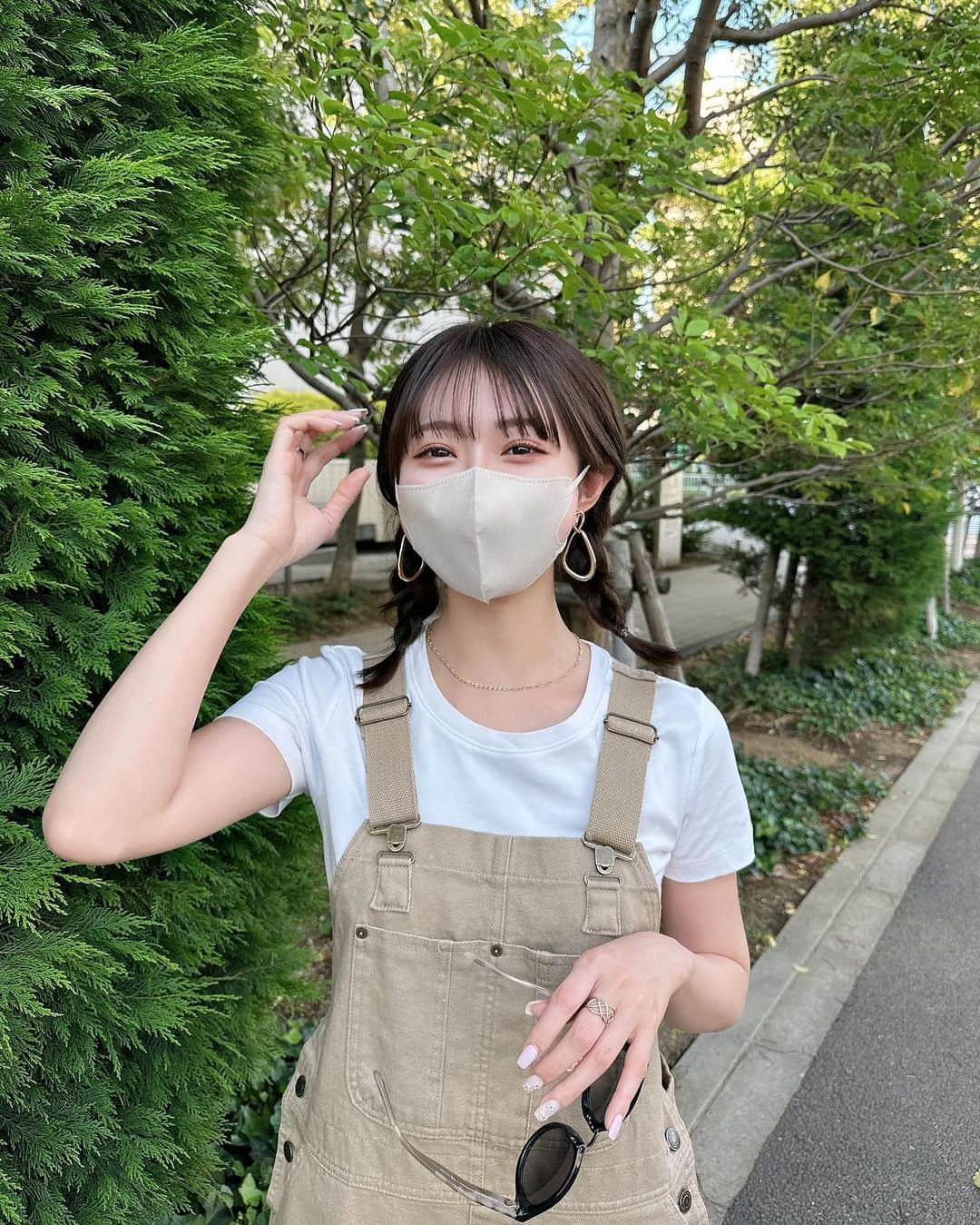 Ayanaさんのインスタグラム写真 - (AyanaInstagram)「🥨🐻 ⁡ オーバーオールに合わせて 三つ編みしてみました🍃どうかな〜？♡ ⁡ 低身長さんにもおすすめなオーバーオール。 カラバリは5色展開で豊富で 何色にしようか迷っちゃった😾♡笑 ⁡ 毎日色んなお洋服が着れて幸せ！ これからも色んな私も見てくれると嬉しいな〜🫶🏻 ⁡ overalls: @classicalelf_official sand beige / Msize tee: #GU sandal: #UNIQLO ⁡ ⁡ #プチプラ #プチプラコーデ #夏コーデ #骨格ナチュラル #クラシカルエルフ #classicalelf #エルフコーデ #タイアップ #java #ジャバ #zara #ユニクロ #ジーユー #ザラ #zozo #zozotown #zozo購入品 #zozotown購入品 #サロペット #オールインワン #ワイドシルエット」5月19日 13時07分 - naalunlun