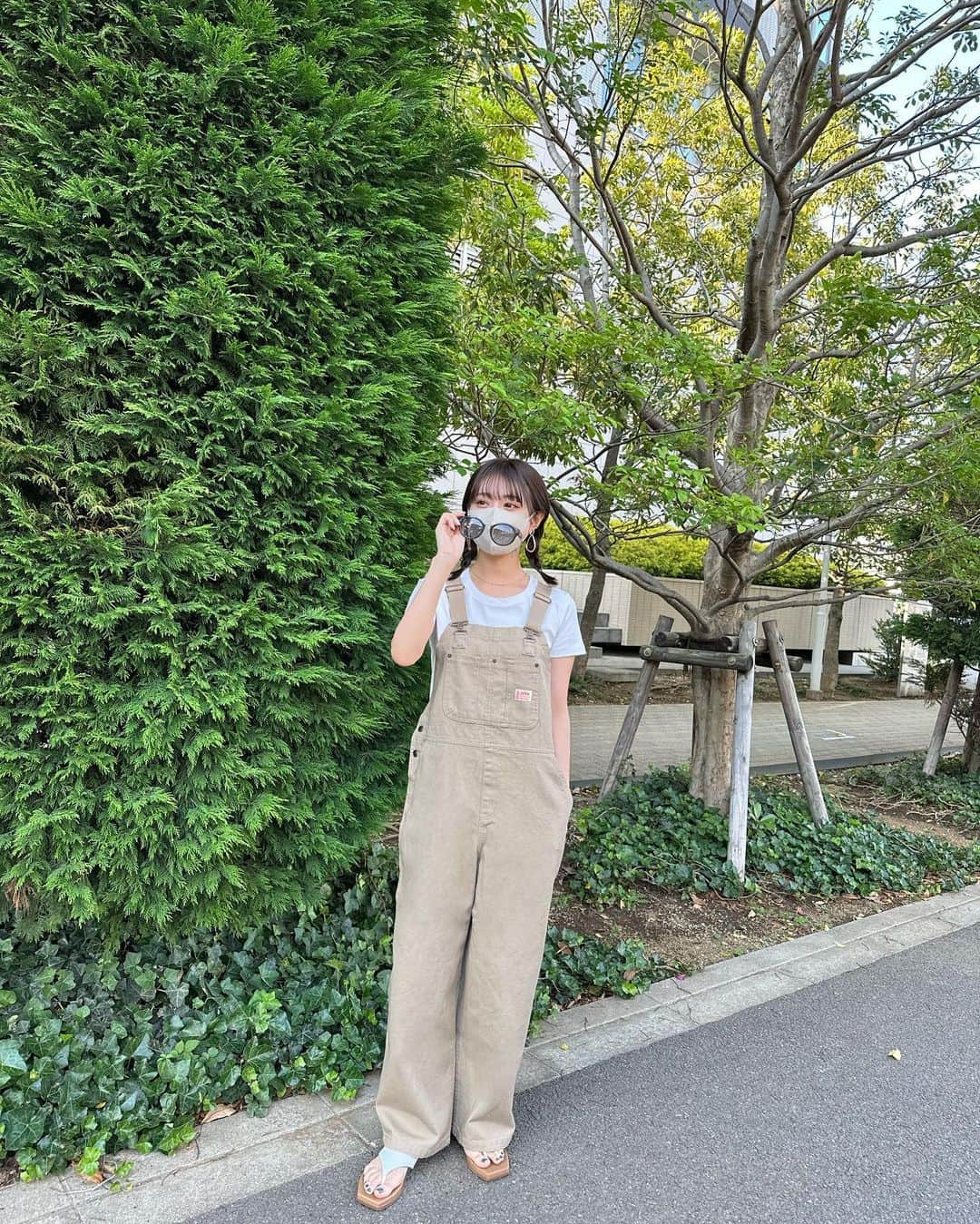 Ayanaさんのインスタグラム写真 - (AyanaInstagram)「🥨🐻 ⁡ オーバーオールに合わせて 三つ編みしてみました🍃どうかな〜？♡ ⁡ 低身長さんにもおすすめなオーバーオール。 カラバリは5色展開で豊富で 何色にしようか迷っちゃった😾♡笑 ⁡ 毎日色んなお洋服が着れて幸せ！ これからも色んな私も見てくれると嬉しいな〜🫶🏻 ⁡ overalls: @classicalelf_official sand beige / Msize tee: #GU sandal: #UNIQLO ⁡ ⁡ #プチプラ #プチプラコーデ #夏コーデ #骨格ナチュラル #クラシカルエルフ #classicalelf #エルフコーデ #タイアップ #java #ジャバ #zara #ユニクロ #ジーユー #ザラ #zozo #zozotown #zozo購入品 #zozotown購入品 #サロペット #オールインワン #ワイドシルエット」5月19日 13時07分 - naalunlun