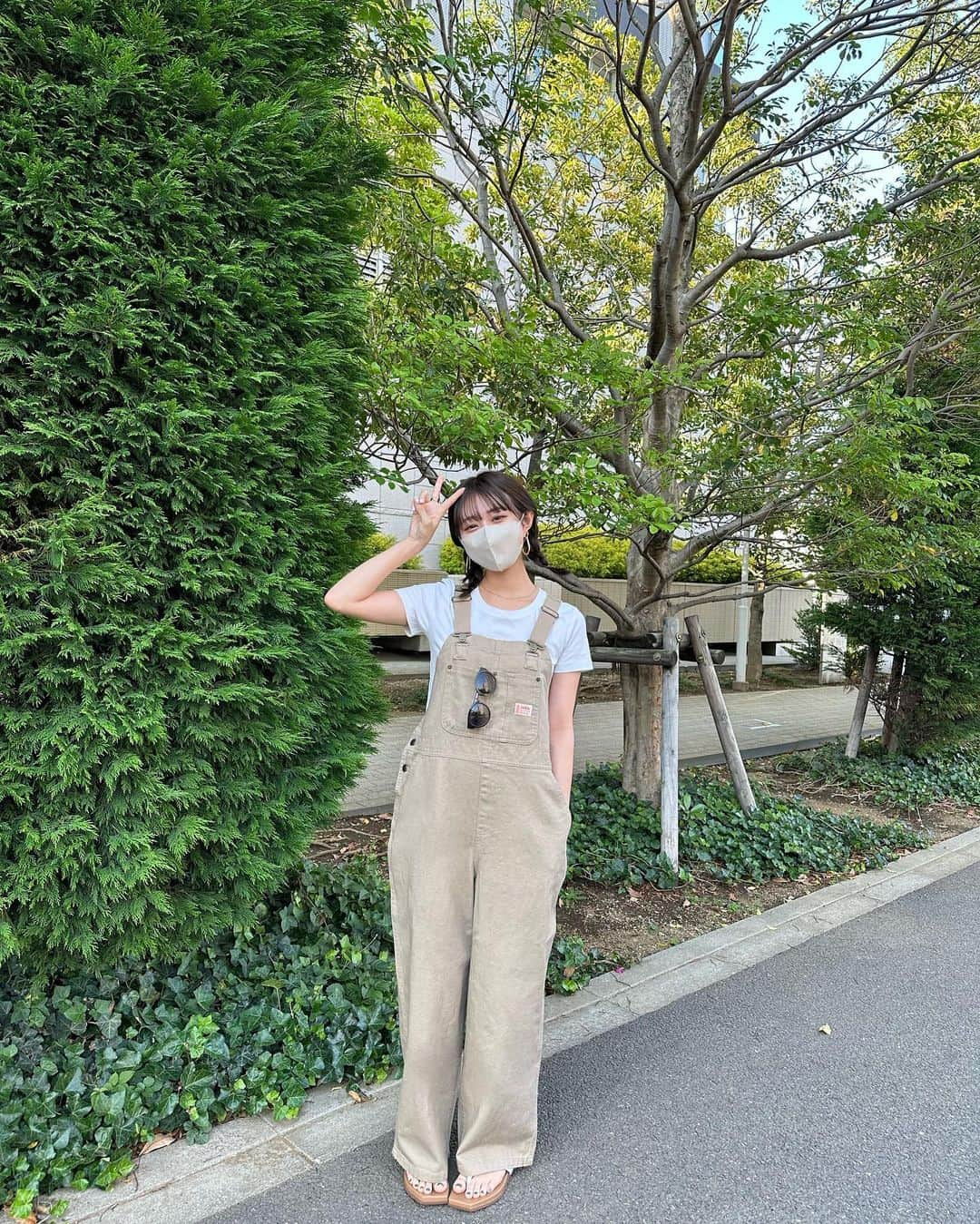 Ayanaさんのインスタグラム写真 - (AyanaInstagram)「🥨🐻 ⁡ オーバーオールに合わせて 三つ編みしてみました🍃どうかな〜？♡ ⁡ 低身長さんにもおすすめなオーバーオール。 カラバリは5色展開で豊富で 何色にしようか迷っちゃった😾♡笑 ⁡ 毎日色んなお洋服が着れて幸せ！ これからも色んな私も見てくれると嬉しいな〜🫶🏻 ⁡ overalls: @classicalelf_official sand beige / Msize tee: #GU sandal: #UNIQLO ⁡ ⁡ #プチプラ #プチプラコーデ #夏コーデ #骨格ナチュラル #クラシカルエルフ #classicalelf #エルフコーデ #タイアップ #java #ジャバ #zara #ユニクロ #ジーユー #ザラ #zozo #zozotown #zozo購入品 #zozotown購入品 #サロペット #オールインワン #ワイドシルエット」5月19日 13時07分 - naalunlun