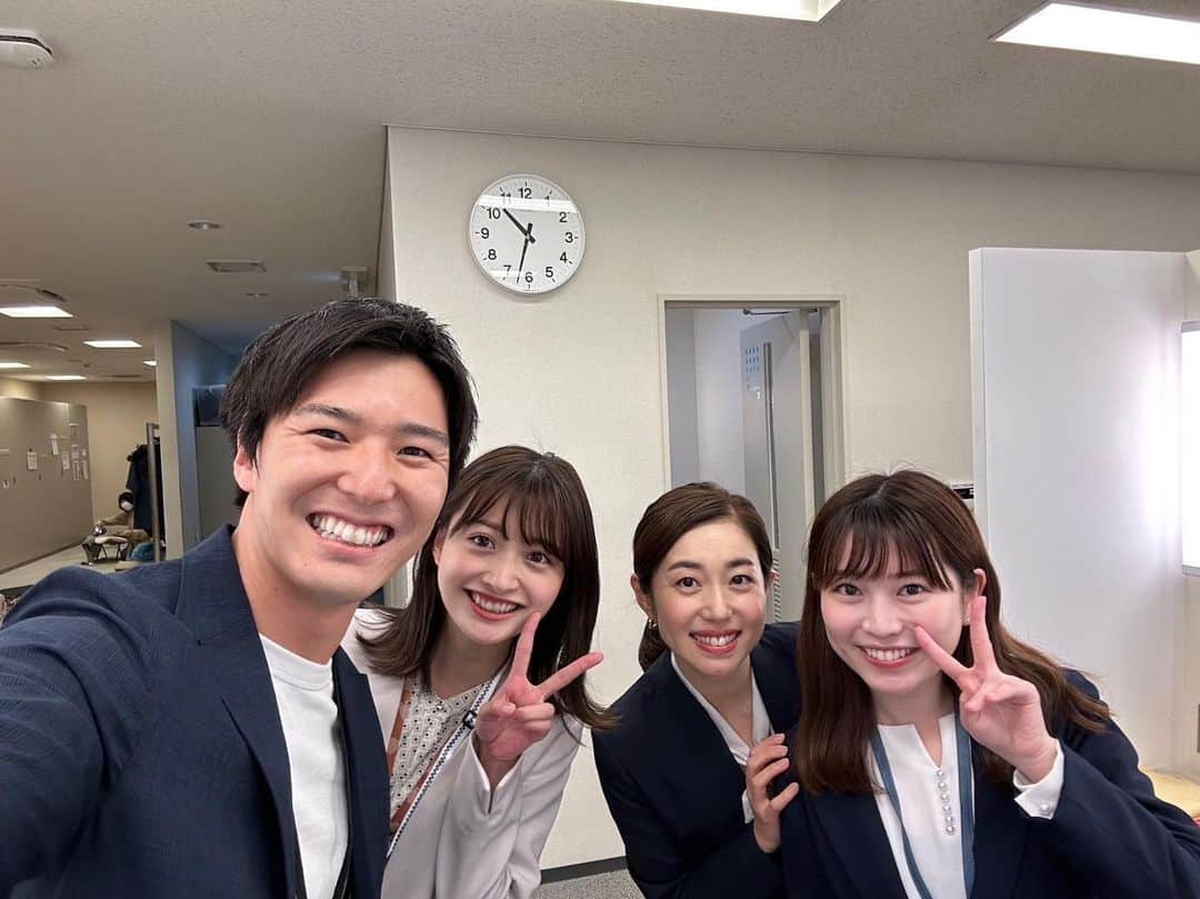 濱田隼さんのインスタグラム写真 - (濱田隼Instagram)「会社のメイクルームで 奈都子 先輩とばったり！  話していると…そこに 期待の新人アナ２人も偶然合流。  塩尻先輩を挟んで 左:尾形杏奈 右:松崎杏香 です。  フレッシュな２人に会って、私もパワー全開です！  「塩尻さんはメ〜テレのレジェンドです！！」 と興奮した様子の２人でした。  ２人の大活躍が楽しみでなりません！ みなさま、以後お見知りおきを！  #メーテレ #アナウンス部 #パワーアップ #尾形杏奈 @ogata___anna  #松崎杏香 @kyoka_matsuzaki」5月19日 13時11分 - shun_hamada_nbn