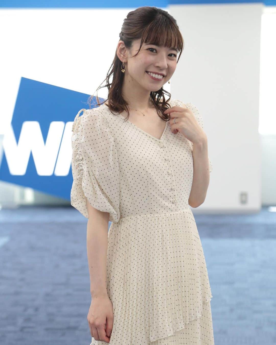のインスタグラム：「. 5月18日（木）サンシャイン☀️ 衣装協力👗  ●dress：one after another NICE CLAUPさん @niceclaup_official_  ●earring＆necklace：TAKE-UPさん @takeup_official  タイプ過ぎるワンピース💕 スカートが3段になっていて、お袖の凝ってるデザインも可愛い🫶🏻 揺れるイヤリングにカラーストーンのネックレス✨  素敵なお衣装、スタイリングをありがとうございます😊  #ウェザーニュースlive  #ウェザーニュースキャスター #番組衣装 #衣装協力 #衣装提供 #キャスター衣装」
