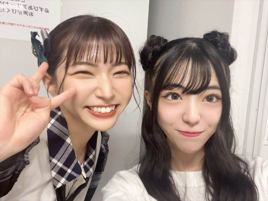 横道侑里さんのインスタグラム写真 - (横道侑里Instagram)「チーム8活動休止前ラストコンサート ありがとうございました。  私の原点です。 本当にチーム8に入ってよかった。大好き。  横道のうちわとかタオルとか持ってきてくださった方もいて、嬉しかったよううう、、、！！！  2s撮ってくれた子達！！！ 自分から撮りに行けなくて笑 とろーってきてくれた子達です！  りおなせんせ、かりんちゃん、もかちゃん、きららちゃん。  きららちゃんは加入してからも大好きなんですって言ってくれてて、 卒業してからもチェックしてます！応援してます！ ってお話してくれて嬉しかった♡︎ʾʾ」5月19日 13時37分 - sideroad615