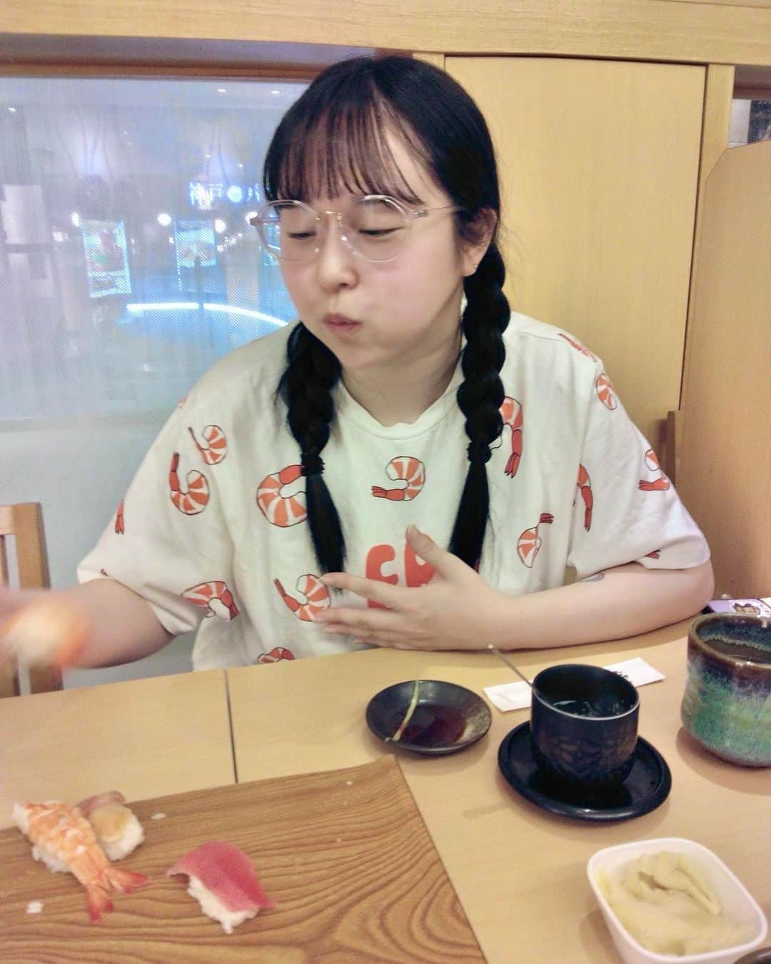 上田ミルキィのインスタグラム：「心を込めて味わうミルキィ🍣✨️」