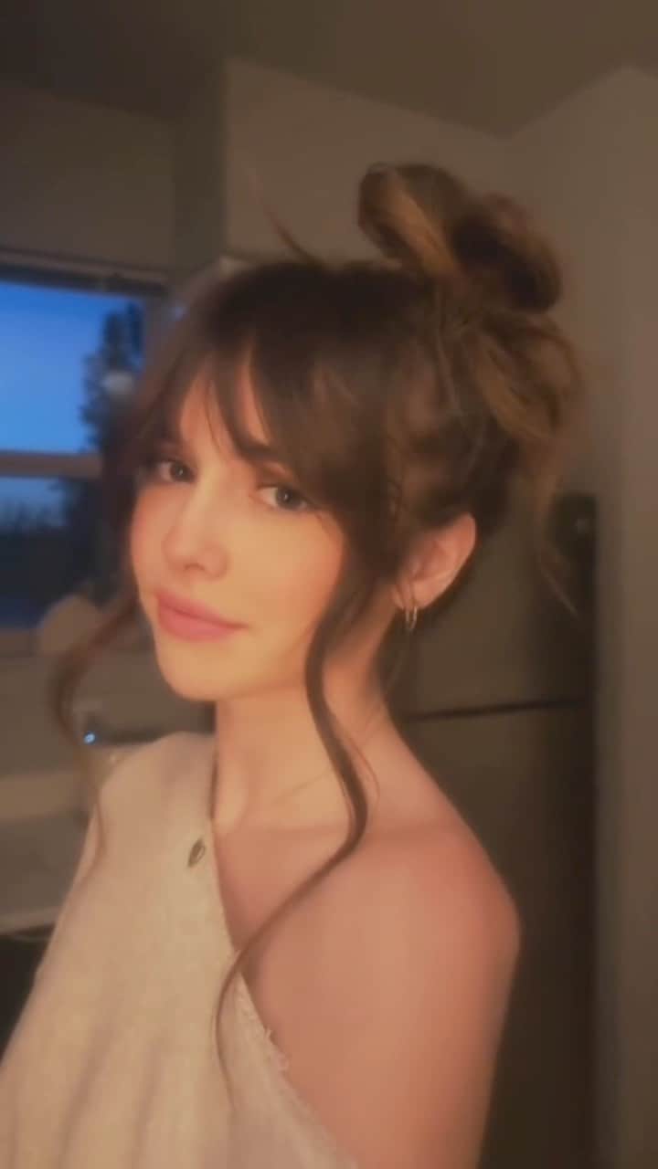 Acacia Brinleyのインスタグラム：「See? I’m real 🤖」