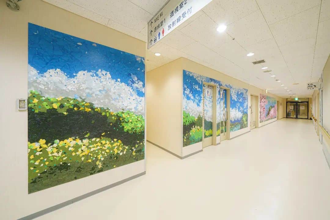 東京造形大学 Tokyo Zokei Universityさんのインスタグラム写真 - (東京造形大学 Tokyo Zokei UniversityInstagram)「_ 八王子消化器病院に在学生が考案したホスピタルアートを取り入れるプロジェクト、『癒しの壁画』プロジェクトが完成しました。  八王子消化器病院にて完成披露会と病院関係者の皆さんと最後の仕上げを行い、 2022年4月から開始したプロジェクトが完成しました。  #東京造形大学#デザイン #アート #美術 #美術大学 #美大 #大学 #八王子 #ホスピタルアート #tokyozokeiuniversity #zokei #tzu #design #arts #artuniversity #artschool  #hospitalart」5月19日 13時36分 - tokyo_zokei_univ_official