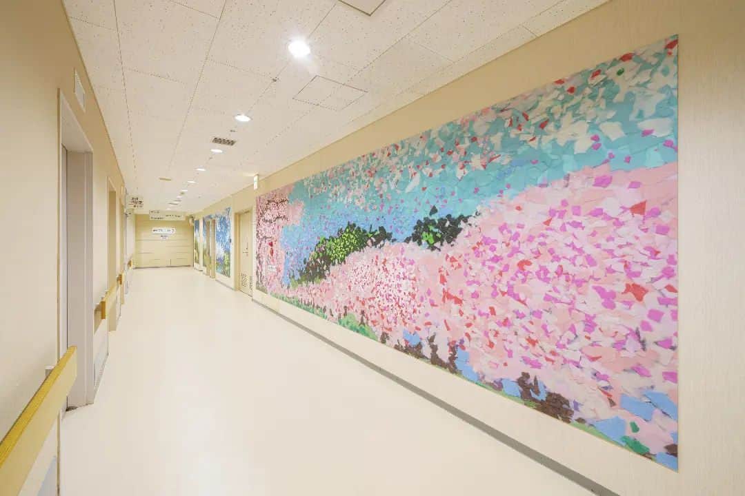 東京造形大学 Tokyo Zokei Universityさんのインスタグラム写真 - (東京造形大学 Tokyo Zokei UniversityInstagram)「_ 八王子消化器病院に在学生が考案したホスピタルアートを取り入れるプロジェクト、『癒しの壁画』プロジェクトが完成しました。  八王子消化器病院にて完成披露会と病院関係者の皆さんと最後の仕上げを行い、 2022年4月から開始したプロジェクトが完成しました。  #東京造形大学#デザイン #アート #美術 #美術大学 #美大 #大学 #八王子 #ホスピタルアート #tokyozokeiuniversity #zokei #tzu #design #arts #artuniversity #artschool  #hospitalart」5月19日 13時36分 - tokyo_zokei_univ_official