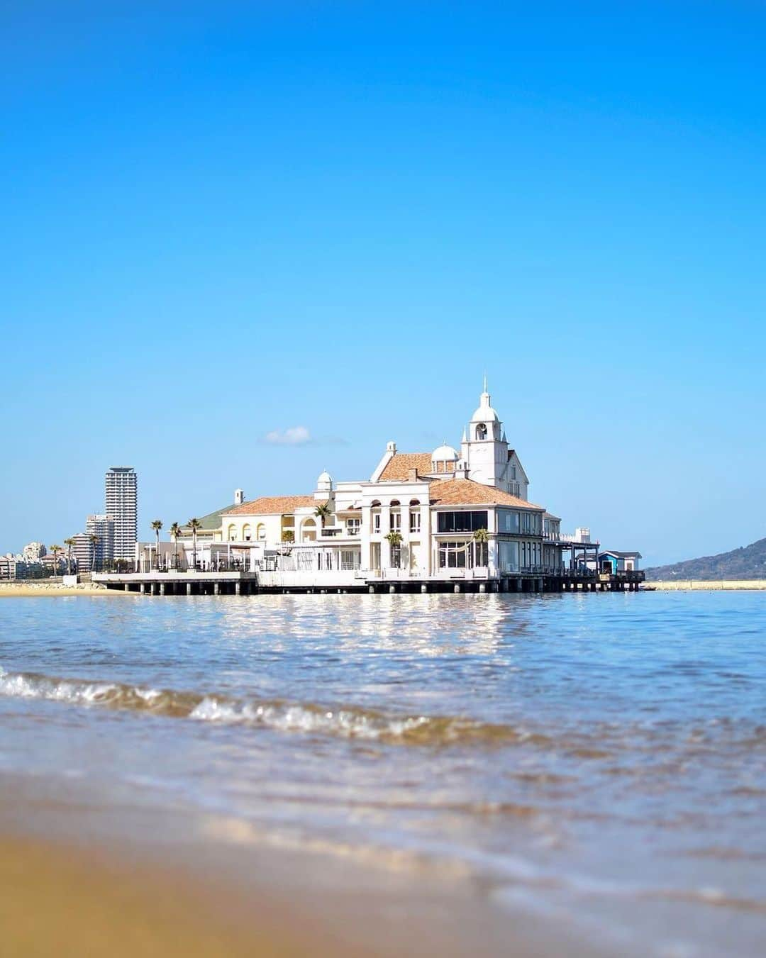 福岡市のインスタグラム：「＜ fukuokapics5月：シーサイドももち海浜公園＞  福岡タワーの北側に広がる、シーサイドももち海浜公園の中央に位置するマリゾン。 ここには、多数のカフェやレストラン、マリンスポーツショップや結婚式場💍があり、夏には海水浴をするたくさんの人で賑わいます。 海の中道海浜公園やマリンワールド海の中道まで20分で行ける高速船もここから出ています。  海のすぐ向こうには能古島も見え、街中でありながら海を楽しめる、地元の人々や観光客の憩いのビーチです。🌴  Marizon is located at the north side of Fukuoka Tower, in the center of Seaside Momochi beach.🌴 There are restaurants, cafe, Marine sports shops and even a wedding hall💍. The beach is popular, especially in summer time, and you can catch a 20 min ferry to Marine World Uminonakamichi - an aquarium which has one of the world’s largest fish tanks. At Seaside Momochi you can have a beach holiday even in the core of Fukuoka City!  photo by @echoes_jpn location：シーサイドももち海浜公園 ・ hashtag : #fukuokapics follow : @fukuoka_official ・ #福岡市 #シーサイド #百道 #ビーチ #マリゾン #fukuoka #momochi #beach」