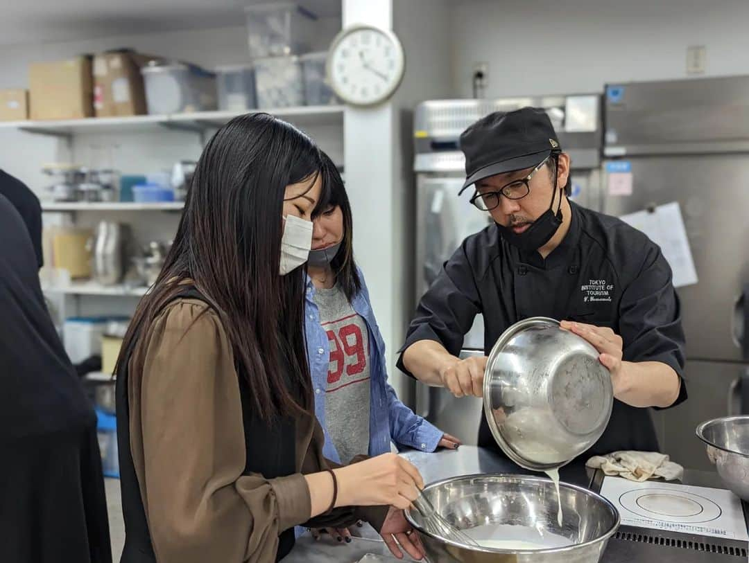 東京観光専門学校さんのインスタグラム写真 - (東京観光専門学校Instagram)「まだ5月なのにむしむしする本日ですが 実習室からはいい匂いが😋  #エビチリ #ニラ玉 #油淋鶏 の入った #中華弁当 に #杏仁豆腐 #タピオカミルクティー  開店前から大行列でした😳 #東京観光専門学校　#カフェサービス学科　#ホテル学科　#レストランサービス　#販売実習　#今日のランチ」5月19日 13時39分 - tokan_1967