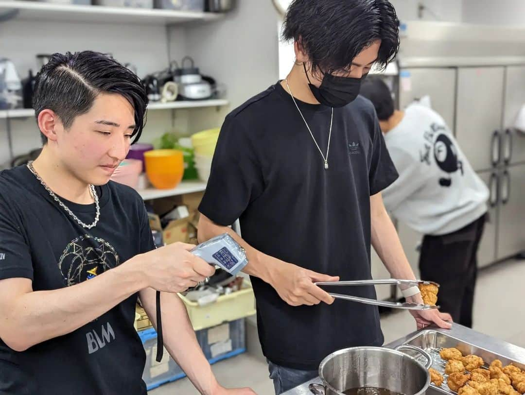 東京観光専門学校さんのインスタグラム写真 - (東京観光専門学校Instagram)「まだ5月なのにむしむしする本日ですが 実習室からはいい匂いが😋  #エビチリ #ニラ玉 #油淋鶏 の入った #中華弁当 に #杏仁豆腐 #タピオカミルクティー  開店前から大行列でした😳 #東京観光専門学校　#カフェサービス学科　#ホテル学科　#レストランサービス　#販売実習　#今日のランチ」5月19日 13時39分 - tokan_1967