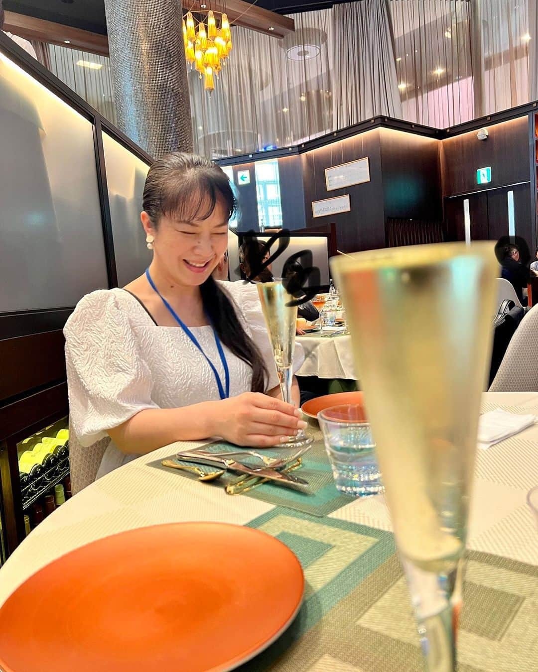 鈴木麻衣花のインスタグラム：「女神様がお誕生日のお祝いをしてくれました♡ 東京に出てきて、お友達のお友達のお友達として出会って、何かあるといつも来てくれてハワイの結婚式にも来てくれて、そんななおちゃんが彼と出会って結婚して子供ができて、それをずっと見てきてて。 今は家族ぐるみで仲良くしてもらっていて、長ーーーいお付き合いになってきた。 でもいつだってほんっとにステキな女性でステキなママで大好きな尊敬する女神様。 いつもありがとう♡ #山盛りシャンパン#お誕生日」