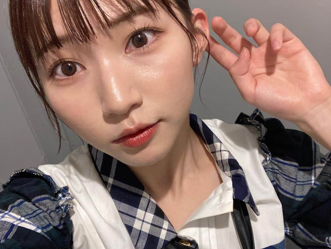 横道侑里さんのインスタグラム写真 - (横道侑里Instagram)「汚れている真実がやっと、 10人そろって披露できる日が来ました。嬉しかった、痺れた…色々込めてパフォーマンスさせていただきました。  「汚れている真実」 当時の印象と何年もたった今では全然違いました。表現の仕方とか、感情とかもだいぶ違って、なかなか新鮮で…色々刺さりました。 いつまでたっても 信念というか、まっすぐ歌い続けられたらなって改めて思いました。  みんな忙しくて集合写真は撮れなかったけど…  卒業生たちのはあった！ 山田は個人的に来てくれました！！」5月19日 13時42分 - sideroad615