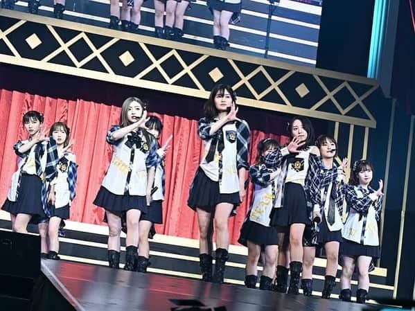 横道侑里のインスタグラム：「汚れている真実がやっと、 10人そろって披露できる日が来ました。嬉しかった、痺れた…色々込めてパフォーマンスさせていただきました。  「汚れている真実」 当時の印象と何年もたった今では全然違いました。表現の仕方とか、感情とかもだいぶ違って、なかなか新鮮で…色々刺さりました。 いつまでたっても 信念というか、まっすぐ歌い続けられたらなって改めて思いました。  みんな忙しくて集合写真は撮れなかったけど…  卒業生たちのはあった！ 山田は個人的に来てくれました！！」