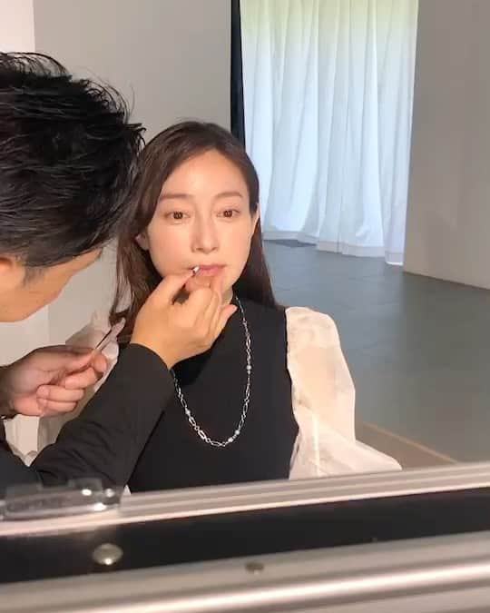 小橋めぐみのインスタグラム：「💄  Celvoke2023 AW MAKEUP COLLECTION 発表会へ  “洗練の余韻”というテーマで発表された セルヴォークの秋冬コレクションは、 ベーシックだけれどモードなアイパレットだったり、深みはあるけれど沈まない発色だったり。  なりたい誰かではなく、 ありたい自分に、と。 自分らしさを研ぎ澄ませたくなる メイクアップコレクションでした💄  セルヴォークの哲学に触れると、 心の中に強さが生まれるようで。 メイクをもっと自由に大胆に、 楽しみたくなります。  写真6枚目は、一緒に行ったあやちゃん。 モナリザみたいに美しくて、見惚れちゃいました💛  #Celvoke2023aw #celvoke @celvoke.jp」
