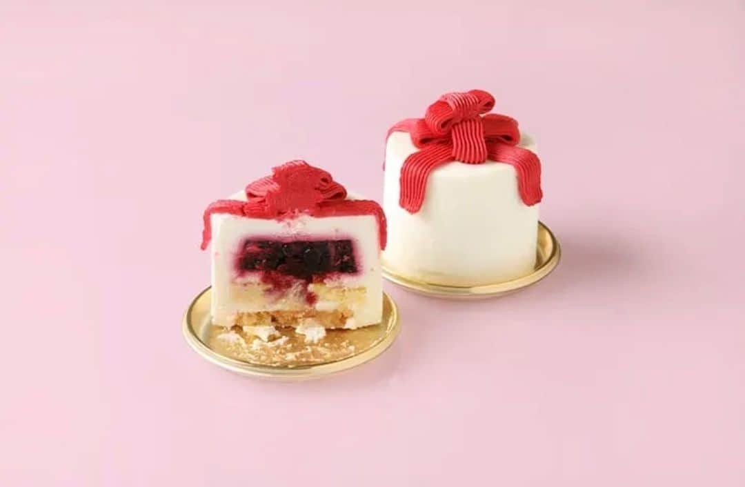 のインスタグラム：「. みなさんこんにちは パティスリー洛甘舎です🍰 . 母の日限定で販売しておりました、PremiumギフトBOXフロマージュをご好評につき、毎週土曜日限定で販売いたします☺︎ . 是非、みなさまのお越しをお待ちしております💝 .  #パティスリー洛甘舎　#洛甘舎　#京都伊勢丹　#ケーキ　#デザート　#スイーツ　#カフェ　#カフェスタグラム　#京都　#烏丸　#ギフトボックス  #チーズケーキ　#京都スイーツ　#和スイーツ　#pâtisserie #cake #dessert #sweets #cafe #Kyoto」