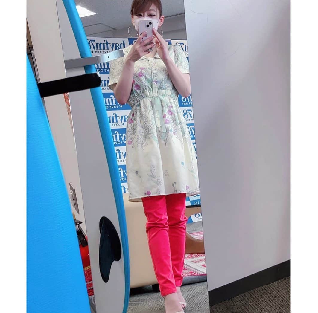 柴田幸子さんのインスタグラム写真 - (柴田幸子Instagram)「🎙️🫧  今朝も生放送にお付き合いくださった皆さま ありがとうございました🥰🫶🏻  髪をアップする季節に突入しました👒♡  この週末に衣替えするので 一気に夏仕様になってきますが、、、 こーいうレトロ柄のワンピて たまーーーに着たくなります。笑  ちなみにこちらのピンクのパンツは 先日の収録の際に番組の作家さんから ただでお譲りいただいたモノ😍 （なんと札付きの新品！！！🙏🏻）  他にPRADAのサンダルもいただいちゃいました👡  なぜなら私の足にピタリと収まったから！笑 シンデレラ並み！！👠笑  ありがとうございます〜😌🙏🏻♡  さて 来週は、、 ゲストがいるとか、、いないとか、、😏🫧  #アナウンサー #フリーアナウンサー #radio #ラジオ #生放送  ・」5月19日 13時44分 - shibata_sachiko