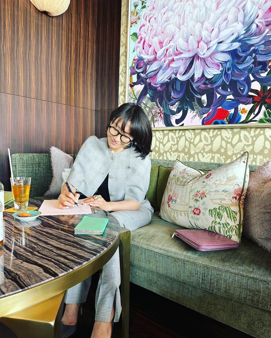 風間ゆみえのインスタグラム：「取材。  今日は会う人、会う人に褒められた @givenchy @iza_official のケープとパンツのセットアップ  #yumie_k_style」