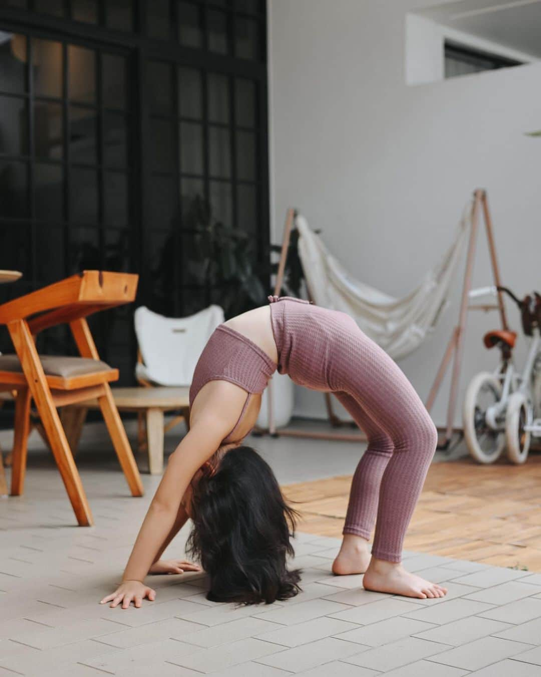 MOMOツインズさんのインスタグラム写真 - (MOMOツインズInstagram)「Caught Lauren in some stretch action before her class, couldn’t resist snapping a few pics to document her journey ❤️ #babysteps」5月19日 13時54分 - leialauren