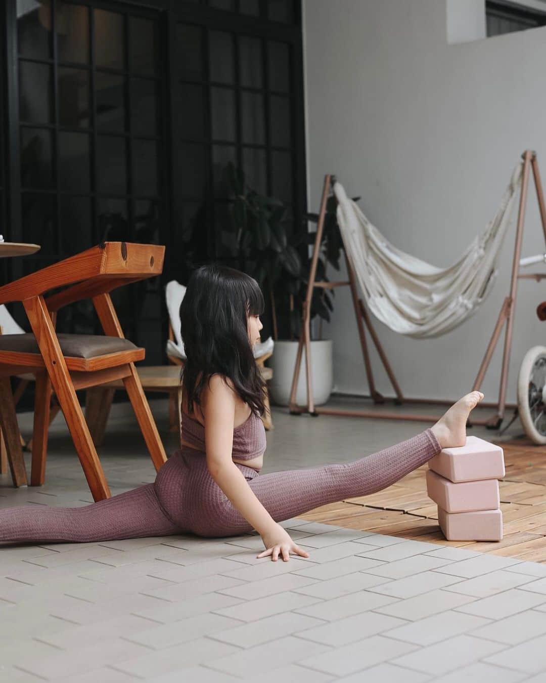 MOMOツインズのインスタグラム：「Caught Lauren in some stretch action before her class, couldn’t resist snapping a few pics to document her journey ❤️ #babysteps」