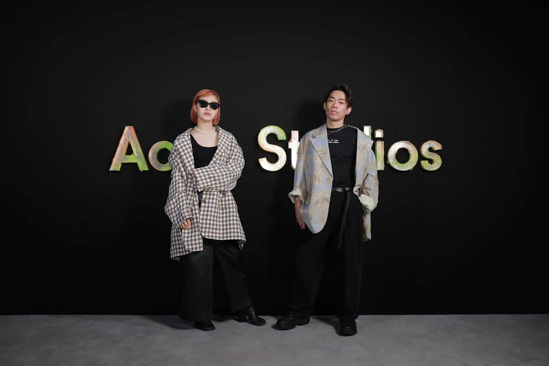 村上佳菜子のインスタグラム：「. Acne Studios @acnestudios   3月1日にパリコレクションで発表された 2023 FALL &WINTERショーに インスパイアされた空間がステキでした♡  Acne 大好きだから行けて嬉しかったなん♡  4枚目アベンジャーズみたい♡ . . . @d1sk_t  @happy_takuma  @xxmeixx1208  @m.minjiachen  . 🧥 @acnestudios  🎽 @gap_jp  👗 @matured_official  👢 @maisonmargiela  . #acnestudios  #cockatiel #party  #fashion #lovefashion  #instagood  #데일리　#좋아요　#팔로우　#패션　 #데일리룩　#오오티디  #셀카　 #時尚 #おしゃれさんと繋がりたい」