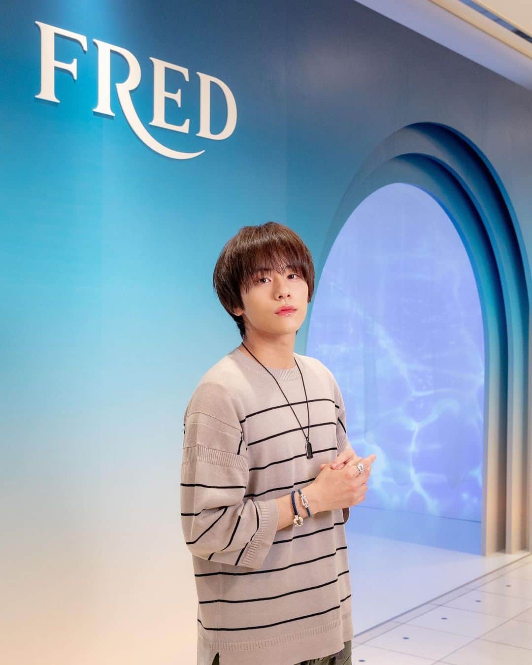 のインスタグラム：「あったかくなってきたらジュエリーで手元を埋めていきたくなります✨🩵💍  FRED “DIVE INTO THE BLUE” 新宿伊勢丹１階プロモーションで5月23日まで開催中です🤝  #DiveIntoTheBlue #LiveTheJoy #pr   #FREDRiviera #FREDJewelry #FREDParis  @fredjewelry」