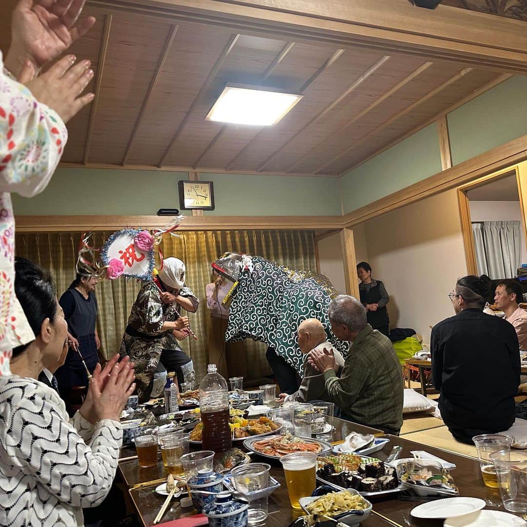 大河内美紗さんのインスタグラム写真 - (大河内美紗Instagram)「隠岐の島を大満喫😍最高の民謡旅✈️これぞ民謡🎤 千月会国村千鳥先生は隠岐出身です✨ 2日間しげさ節に包まれ、お祭りでは子供達と勝負😆島の皆様のおもてなしが素晴らしすぎて唄に踊りに海鮮三昧🦀個人宅にお邪魔させていただきましたが、とにかくお座敷が広くてなんと獅子舞も登場で大変盛り上がり感激でした🤩立派な生牡蠣もたくさんいただきました🩷和歌山御一行も元気にお会いできて嬉しかった☺️また来年も行きたいな✈️ #隠岐の島 #民謡旅 #千月会 #島根 #民謡 #しげさ節 #kimomo」5月19日 13時57分 - misa_okochi