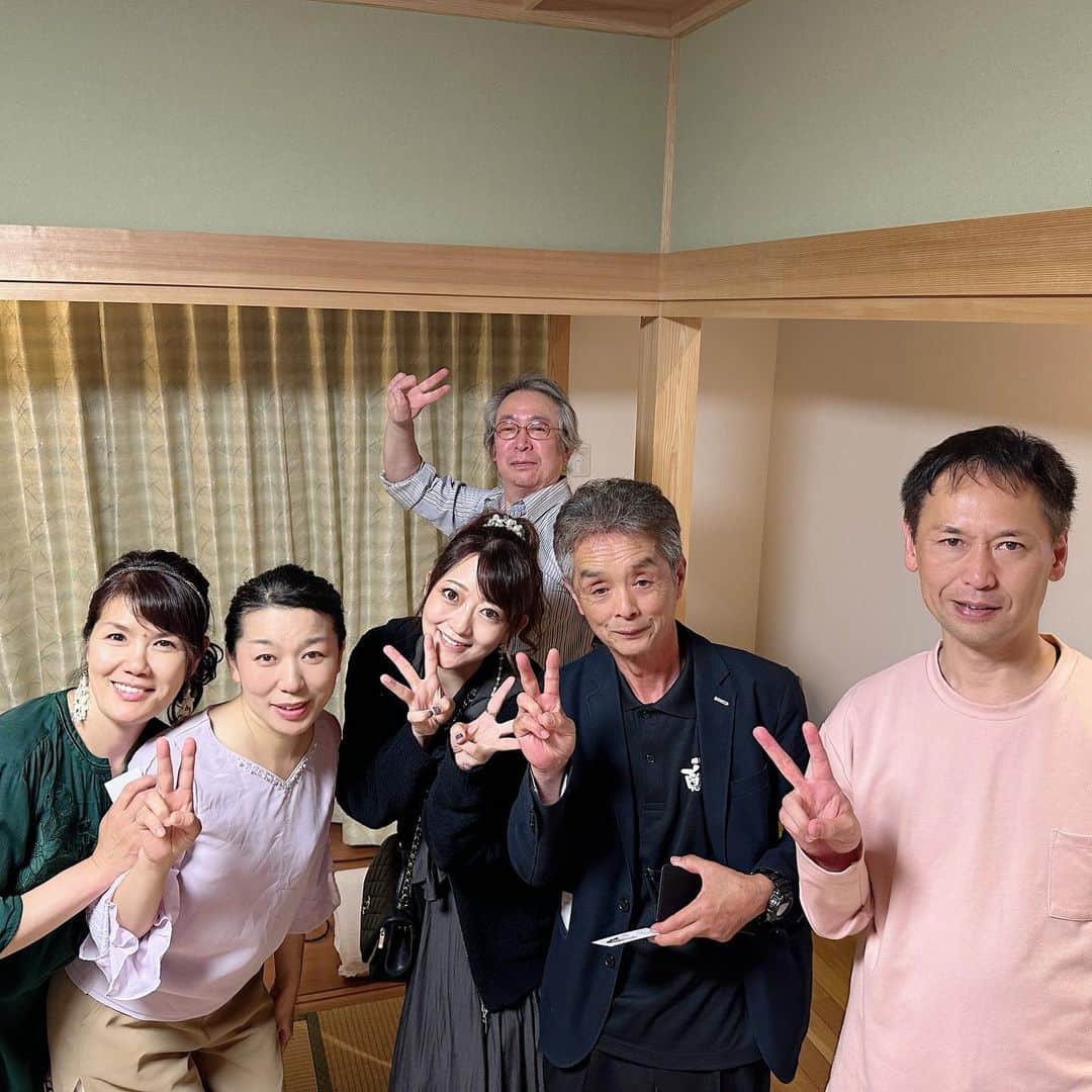大河内美紗さんのインスタグラム写真 - (大河内美紗Instagram)「隠岐の島を大満喫😍最高の民謡旅✈️これぞ民謡🎤 千月会国村千鳥先生は隠岐出身です✨ 2日間しげさ節に包まれ、お祭りでは子供達と勝負😆島の皆様のおもてなしが素晴らしすぎて唄に踊りに海鮮三昧🦀個人宅にお邪魔させていただきましたが、とにかくお座敷が広くてなんと獅子舞も登場で大変盛り上がり感激でした🤩立派な生牡蠣もたくさんいただきました🩷和歌山御一行も元気にお会いできて嬉しかった☺️また来年も行きたいな✈️ #隠岐の島 #民謡旅 #千月会 #島根 #民謡 #しげさ節 #kimomo」5月19日 13時57分 - misa_okochi