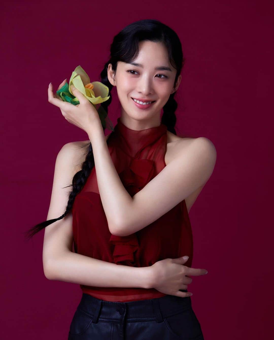 イ・チョンアのインスタグラム：「12월에 찍은 화보가 이제 피었다 🌺」
