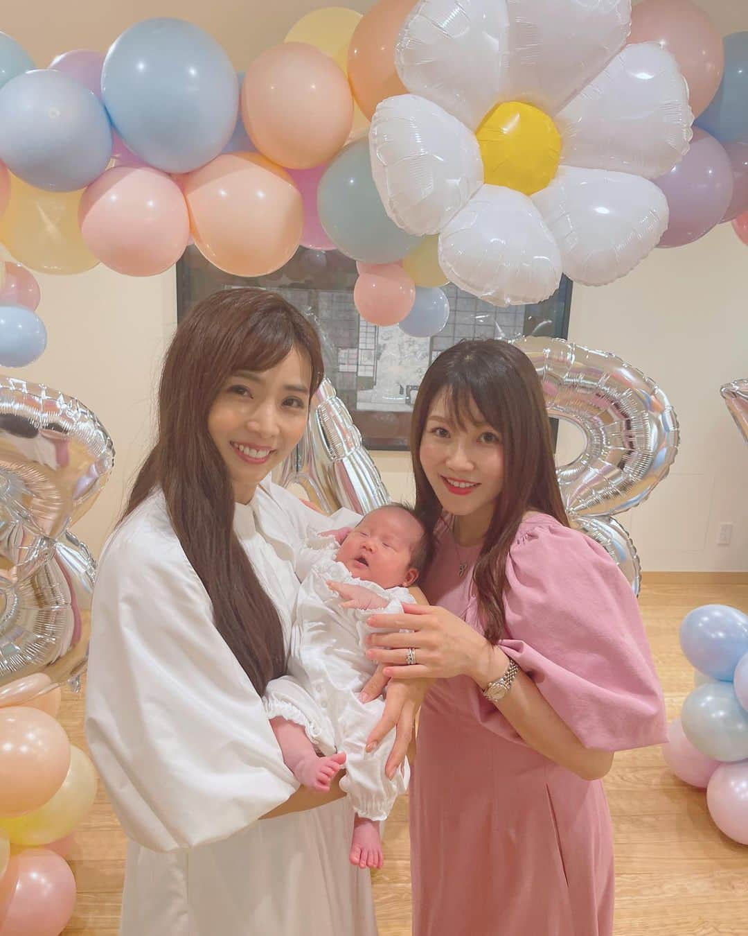 加藤雅美のインスタグラム：「. 先日、大好きなママ友さんの SIp and Seeを行いました👶🎈💖 海外でトレンドとなっているそうで、 ベビーシャワーに代わる 無事に赤ちゃんが生まれたことを祝い 赤ちゃんのお披露目する会のことです☺️❤️ . いつも仲良くしてくださる みくさん(@ice31miku )は 4人のお子さんのママに🤱💖 ベビーちゃん、小さくて涙が出そうなくらい とーっても可愛かった🥹😭❤️ 娘もこんなに小さかったのに 大きくなったんだなと思いました🥰 いつも美容や子育てのことを教えてくださり 本当にありがとうございます🙏💕 . 主役のかなこさん(@kaaakooooo )、ともみさん、 みくさんはパステルカラーのお洋服で とっても可愛くて素敵でした😍💙💚💖 出産お疲れ様でした！☺️🌼 おめでとうございます❣️🥳🎊✨ . 御三方とも出産したばかりのママとは 思えない美しさで驚きでした😳💕✨ . 装飾のバルーンも今回のSip and Seeに ピッタリで可愛かったです🥰 @balloon_shop_kelly  . #sipandsee #シップアンドシー #美人ママ友 #美人ママ #赤ちゃん #赤ちゃんお披露目 #令和5年ベビー #ママ会 #パステルカラー #母と娘 #ママ友会 #バルーン #バルーンアート #ママコーデ #ママリ #ママガール #ママライフ #東京ママ #balloon #👶 #babyshower #baby #welcomebaby #キラキラママ  #happy #tokyo #japan #me #followme #加藤雅美」