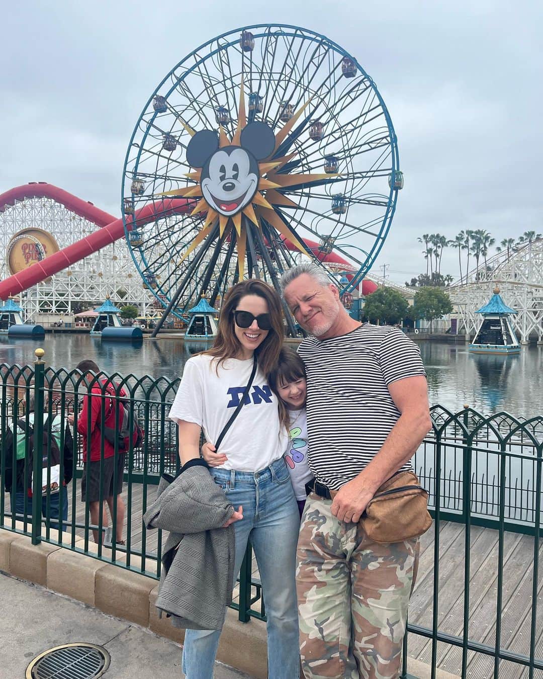 アロナ・タルのインスタグラム：「Going to Disneyland with my kid for the first time really feels like a full circle for me. #magicalplace @disneyland #happiestplaceonearth」