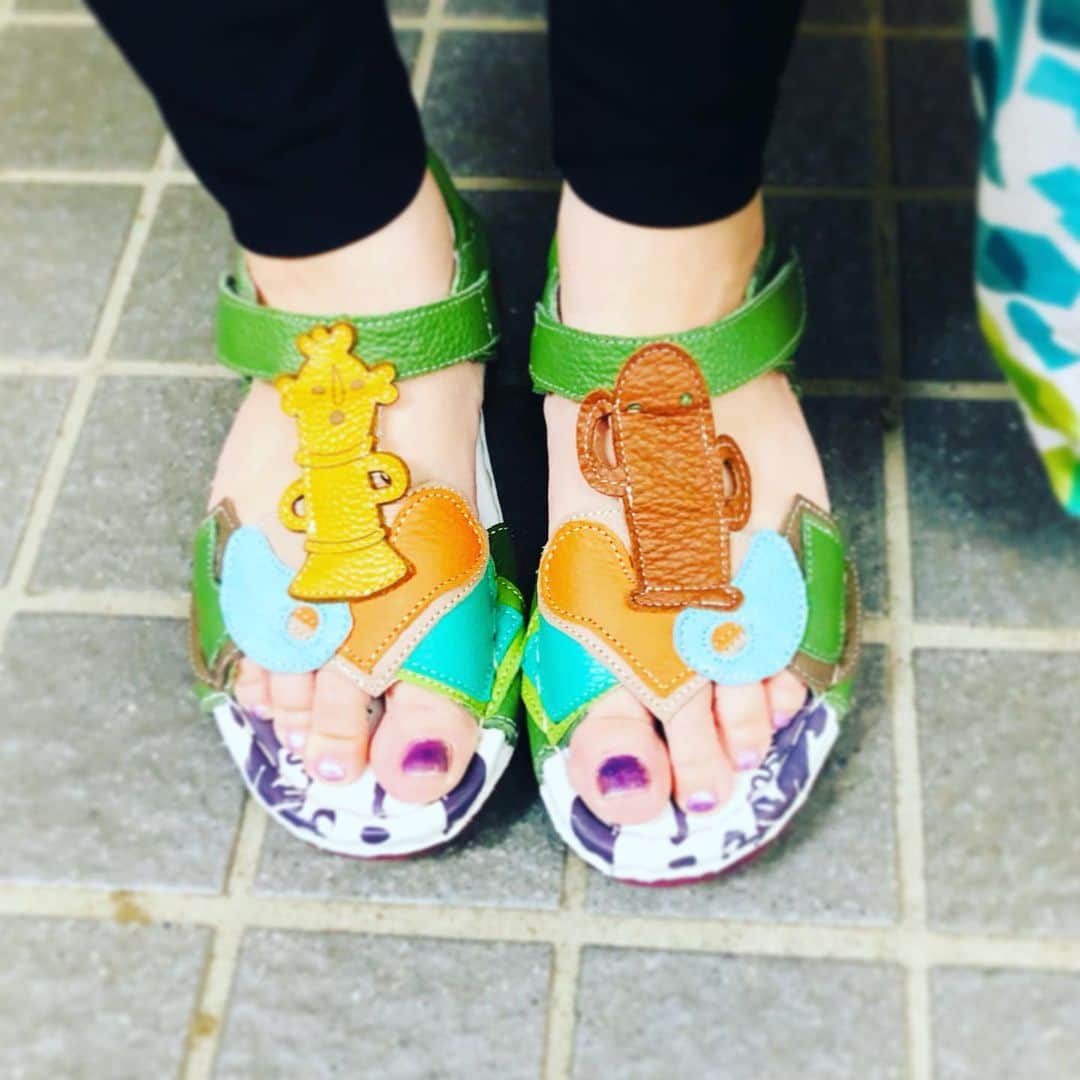 水谷さるころのインスタグラム：「昨日暑くてサンダル日和でしたので、古墳サンダルを履きましたよ！　普段使いするの？　と夫に言われましたけどしますよ？！」
