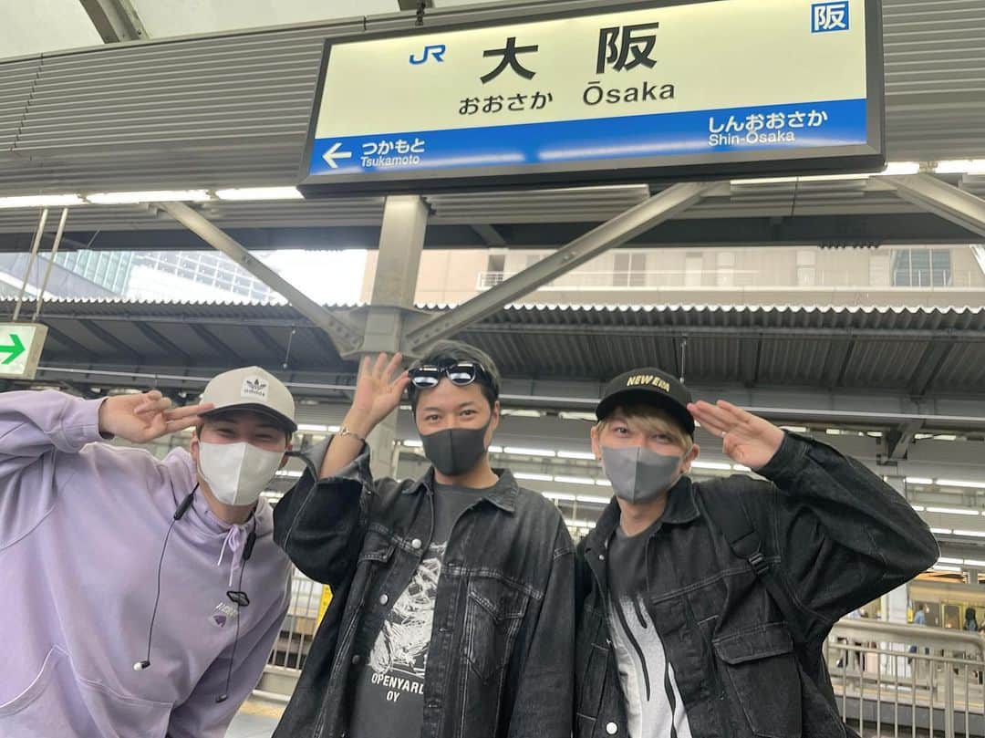 谷内伸也のインスタグラム：「久しぶりに大阪でメンバー揃って電車に乗って、デビュー当時を思い出した。 弾丸でしたが、久しぶりに神戸の南京中華街も立ち寄り、大好きでよく食べていた豚まんもいただきました🤤 安定のうまさ！食べ過ぎ注意！  #Lead #osaka #あっつい #promotion」