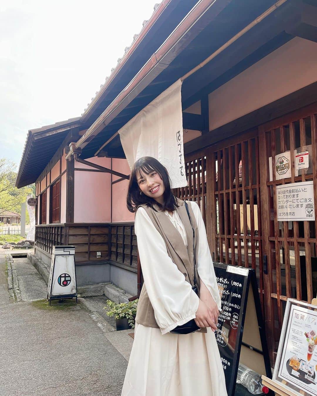 沖口優奈のインスタグラム：「石川のはづちを楽堂！ みんなはもう #ときどきカメラ部　の写真展行ってくれたかな？？  遠くて行けないよ😢って方は通販でのグッズ販売もあるので少しでも写真展楽しんでね！  今は池袋ロフトで開催中だけどその他の場所でも開催予定…💭  お楽しみに！  #石川県 #はづちを楽堂  #写真　#カメラ女子　#カメラ旅 #Canon」