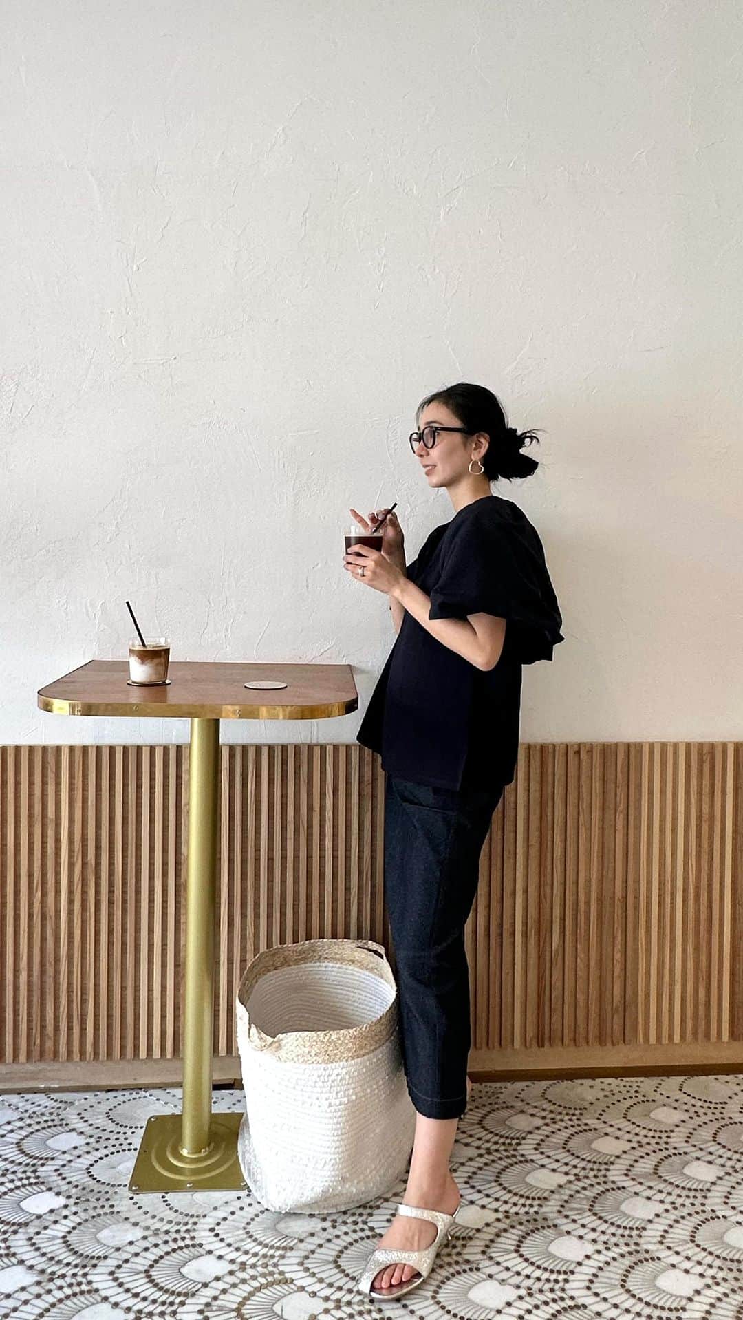 鈴木詩織のインスタグラム：「採用された天使の羽のネーミングブラウス👼🏻  ネイビーは可愛らしさを抑えられるので大人っぽくしたい方にいいかも💙  tops/ @meri.onlinestore  skirt/ Mignonne sandal/ @letalon_jp   天使の羽ブラウスはネイビーのホワイトの2色展開🫶🏻 5/27(土)20:00〜発売です🛒  ⁡  #shiorin_styling#meri#ミリコのミリ活#Mignonne#ミニョン#letalon#ルタロン」