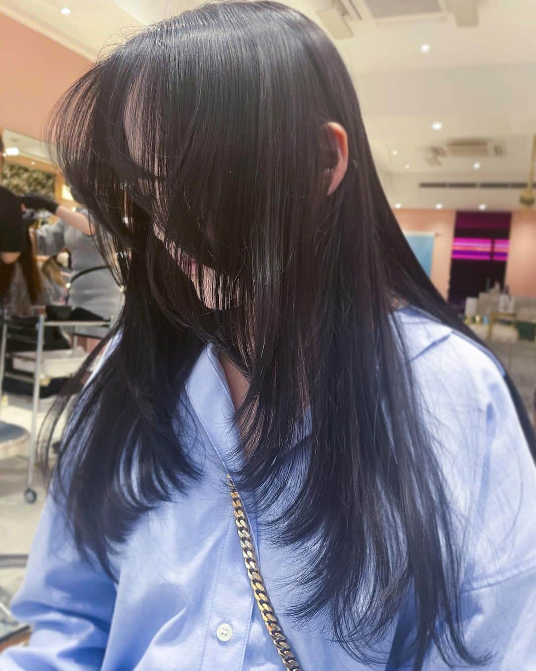 原涼香のインスタグラム：「#레이어드컷 🖤 巻いても巻かなくても可愛い人気STYLE🎀 ㅤㅤㅤㅤㅤㅤㅤㅤㅤㅤㅤㅤㅤ オススメmenu ⚫︎カット ⚫︎プレミアムケアカラー ⚫︎HITAトリートメント ㅤㅤㅤㅤㅤㅤㅤㅤㅤㅤㅤㅤㅤ ㅤㅤㅤㅤㅤㅤㅤㅤㅤㅤㅤㅤㅤ  ㅤㅤㅤㅤㅤㅤㅤㅤㅤㅤㅤㅤㅤ #SHIMA#韓国ヘア#韓国スタイル#レイヤーカット#ワンホンヘア#ワンホン#ダークトーン#網紅#初カラー#暗髪#ベージュカラー#ラベンダーカラー#グレージュ#オリーブカラー#透明感カラー#銀座美容院#銀座美容室#美容師#시스루뱅#레이어드컷#koreanhair」
