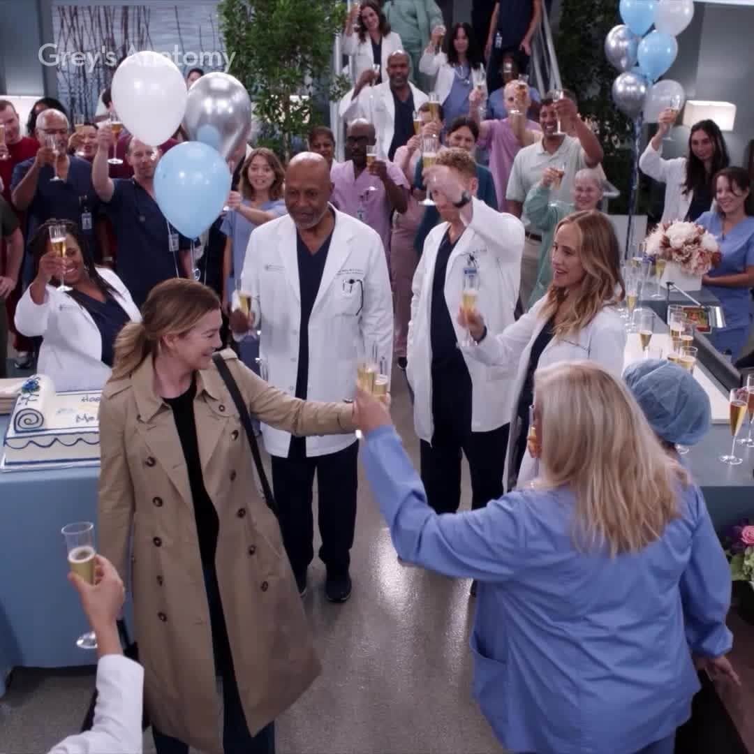 アメリカン・ブロードキャスティング・カンパニーのインスタグラム：「Raise a glass and say "mazel tov" with us at ABC for #JewishAmericanHeritageMonth! 🥂💙」