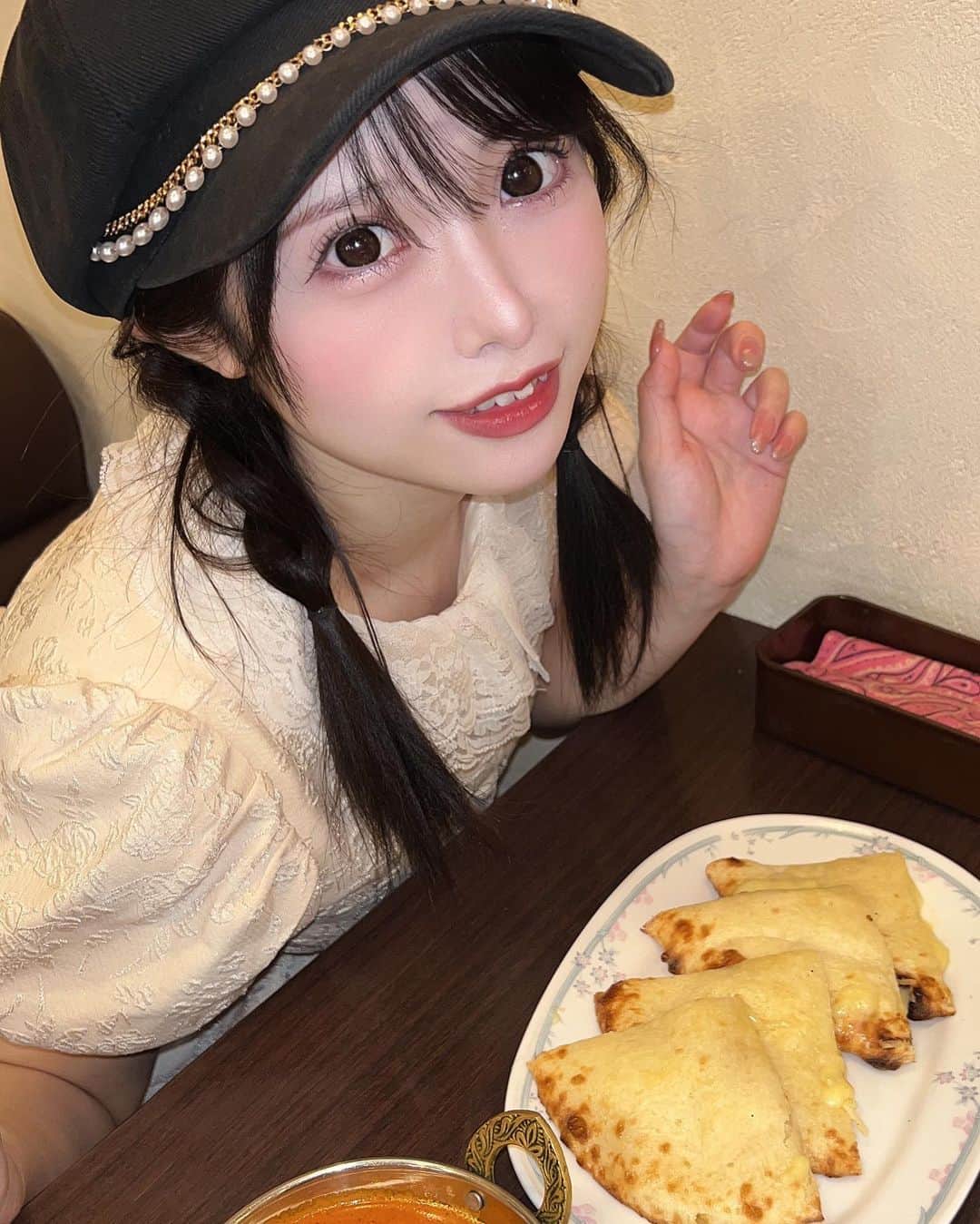 妃美穂のインスタグラム：「👳🍛🇮🇳  チーズナン派！ バターチキン派！おいちだた(･ω･)💗 , , 雨で髪ふにゃふにゃだ〜 , , 💅自分でネイルした , , #ご飯屋さん #食事記録 #黒髪女子 #ヘアアレンジ簡単  #可愛い #かわいくなりたい #可愛い子と繋がりたい  #自撮り #自撮り界隈 #自撮り女子 #量産型ヲタク #量産型 #地雷 #地雷メイク #地雷系女子 #アイドル #地下アイドル #隠しきれないヲタク #ゲーム女子 #コスプレ女子  #cosplay #ヘアメ  #巻き髪 #instagood #likesforlike #ふぉろーみー #followme #フォロー大歓迎 #idol #cosplay #韓国好きな人と繋がりたい」