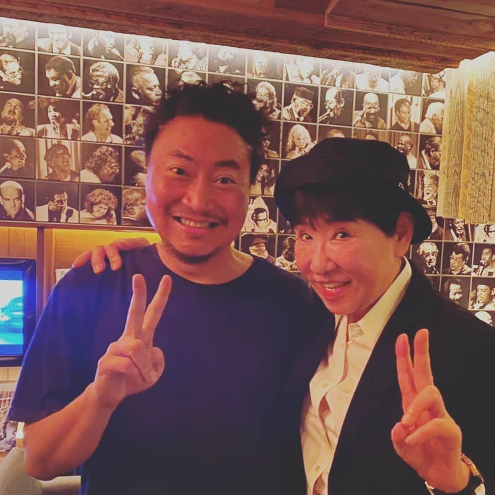 和田アキ子さんのインスタグラム写真 - (和田アキ子Instagram)「先日、ブルーノートに飲みに行ったら、トランペット奏者の黒田卓也さんがわざわざ本番前に顔見せに来てくれました😊😊ニューヨークのブルーノートでも活躍する日本を代表するトランペット奏者です😊 黒田さんは、MISIAのライブでよく見ていて、本当に最高なトランペット吹きます❗️毎回シビれます🤣 黒田さんは、MISIAが私の『もう一度ふたりで歌いたい』をカバーしてくれた時にもプロデューサーしてくれました😊😊 その日のライブも見ましたけど、やっぱり最高でしたね😍😍 実は関西人でめちゃくちゃオモロいんですよね😊😊 今度はとことん飲みましょー笑 #ako50th #黒田卓也 #ブルーノート東京」5月19日 14時33分 - ako50th